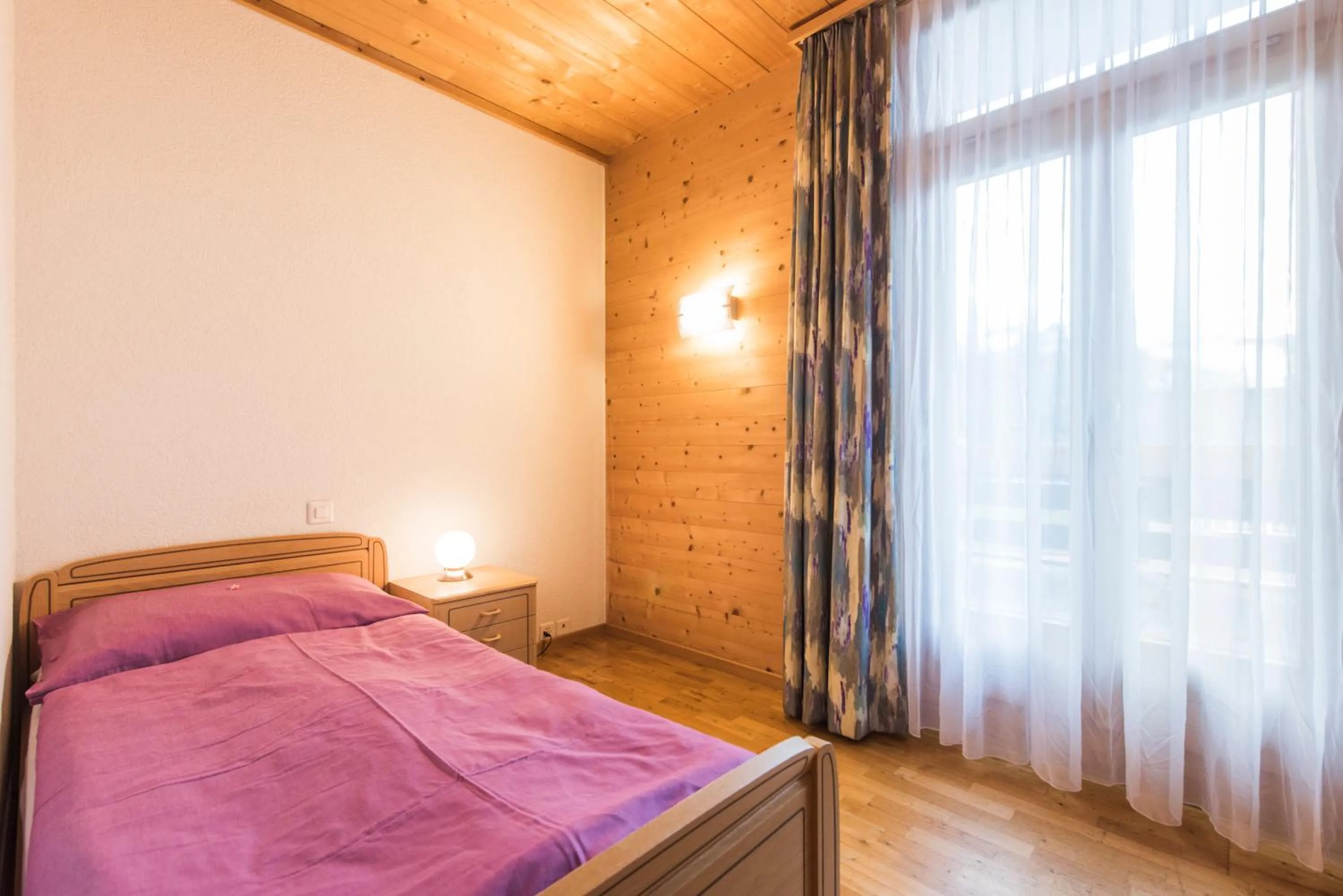 Bed in Hotel Alpenrose beim Ballenberg