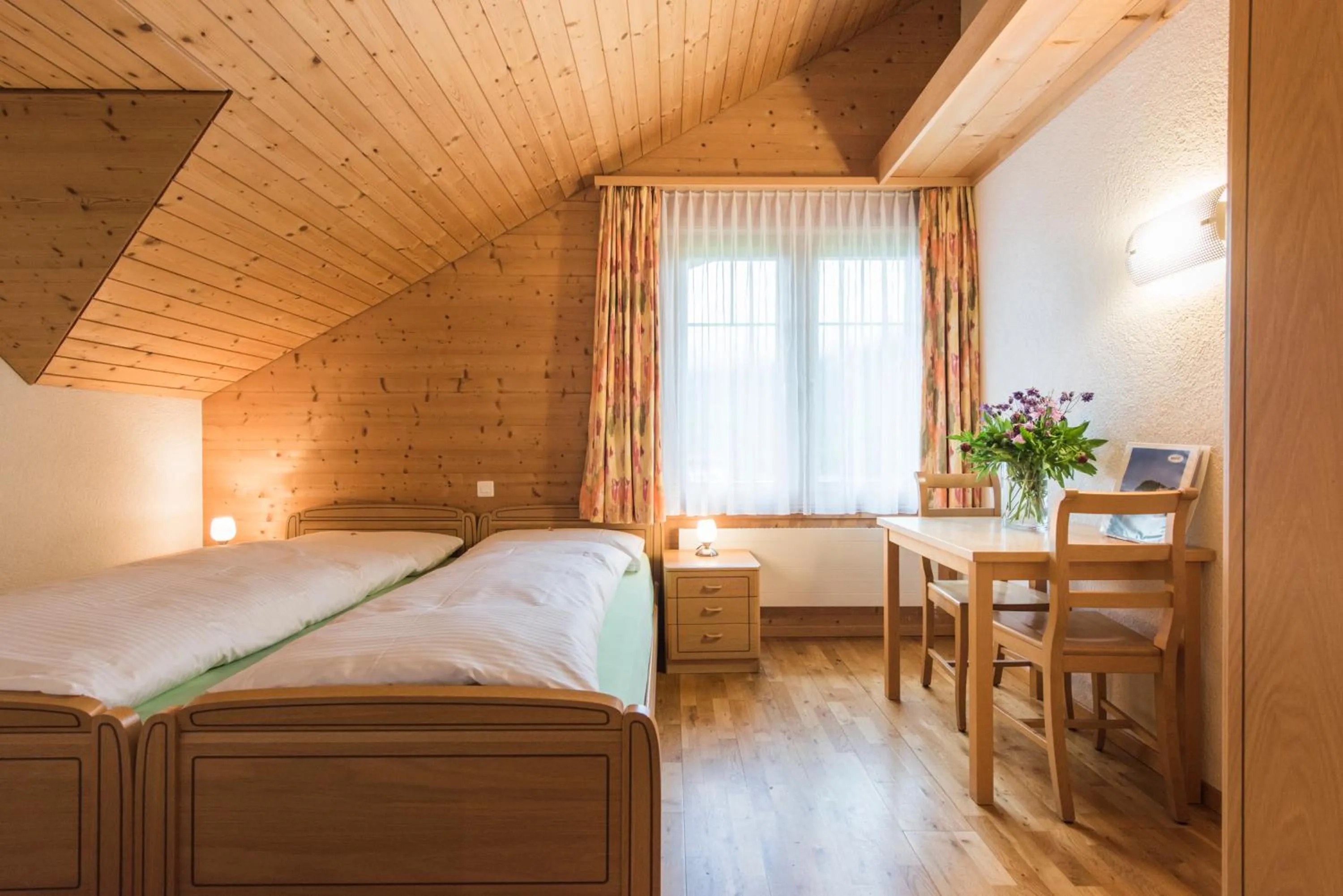 Bed in Hotel Alpenrose beim Ballenberg