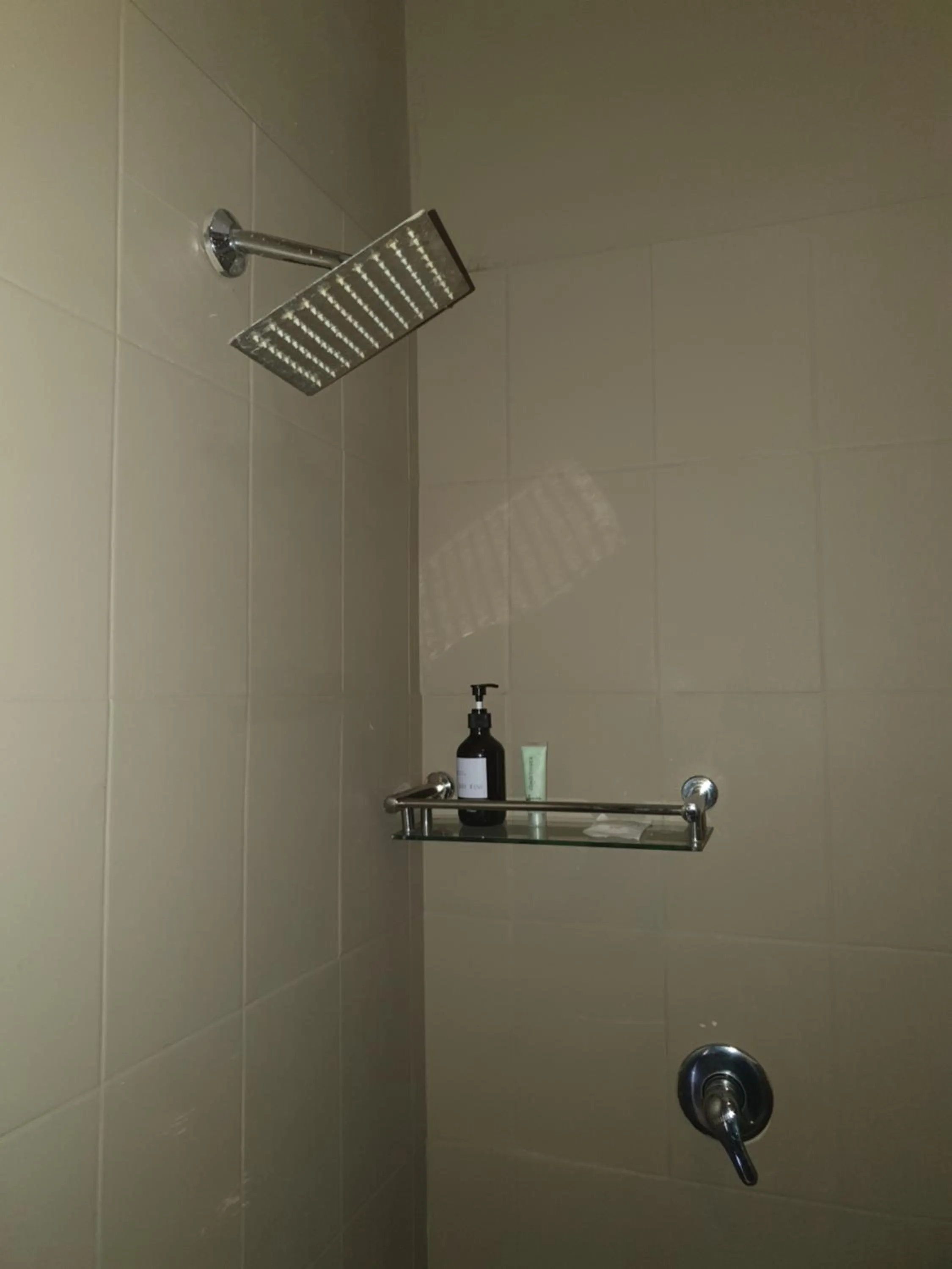 Shower in Serendib Suites and Conference Center