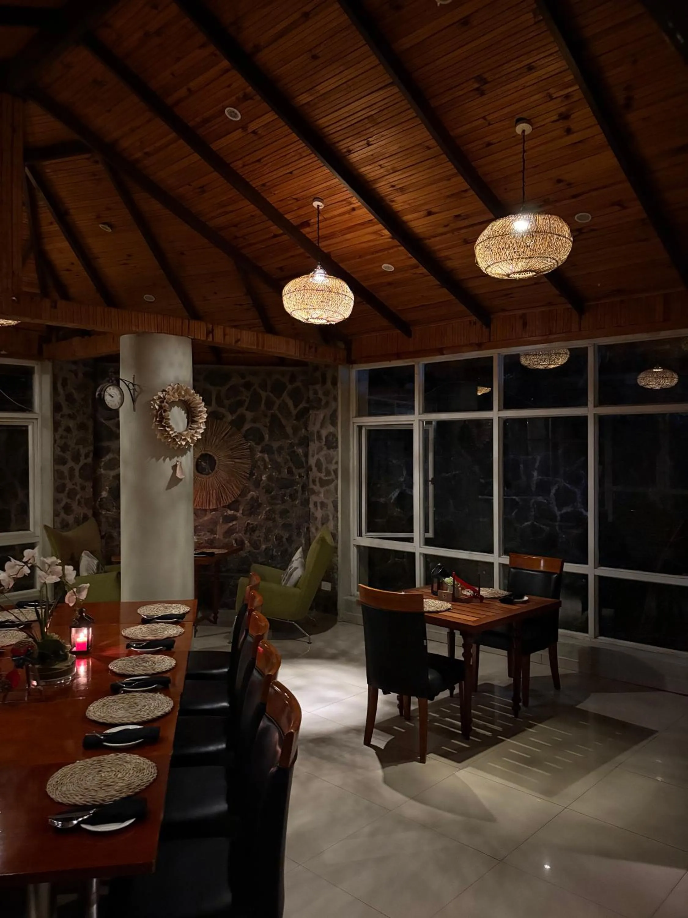 Restaurant/places to eat in Serendib Suites and Conference Center