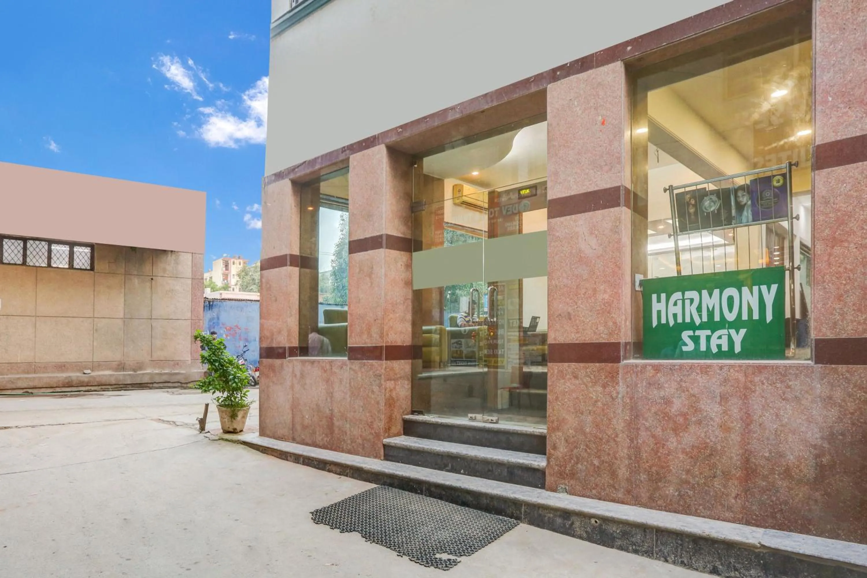 Facade/entrance in Collection O Harmony Stay