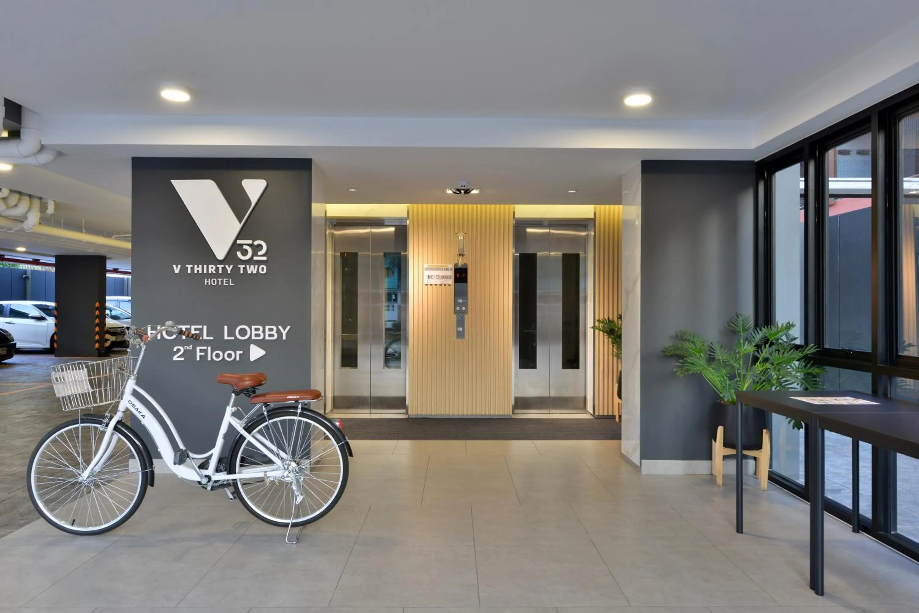 V32 Hotel