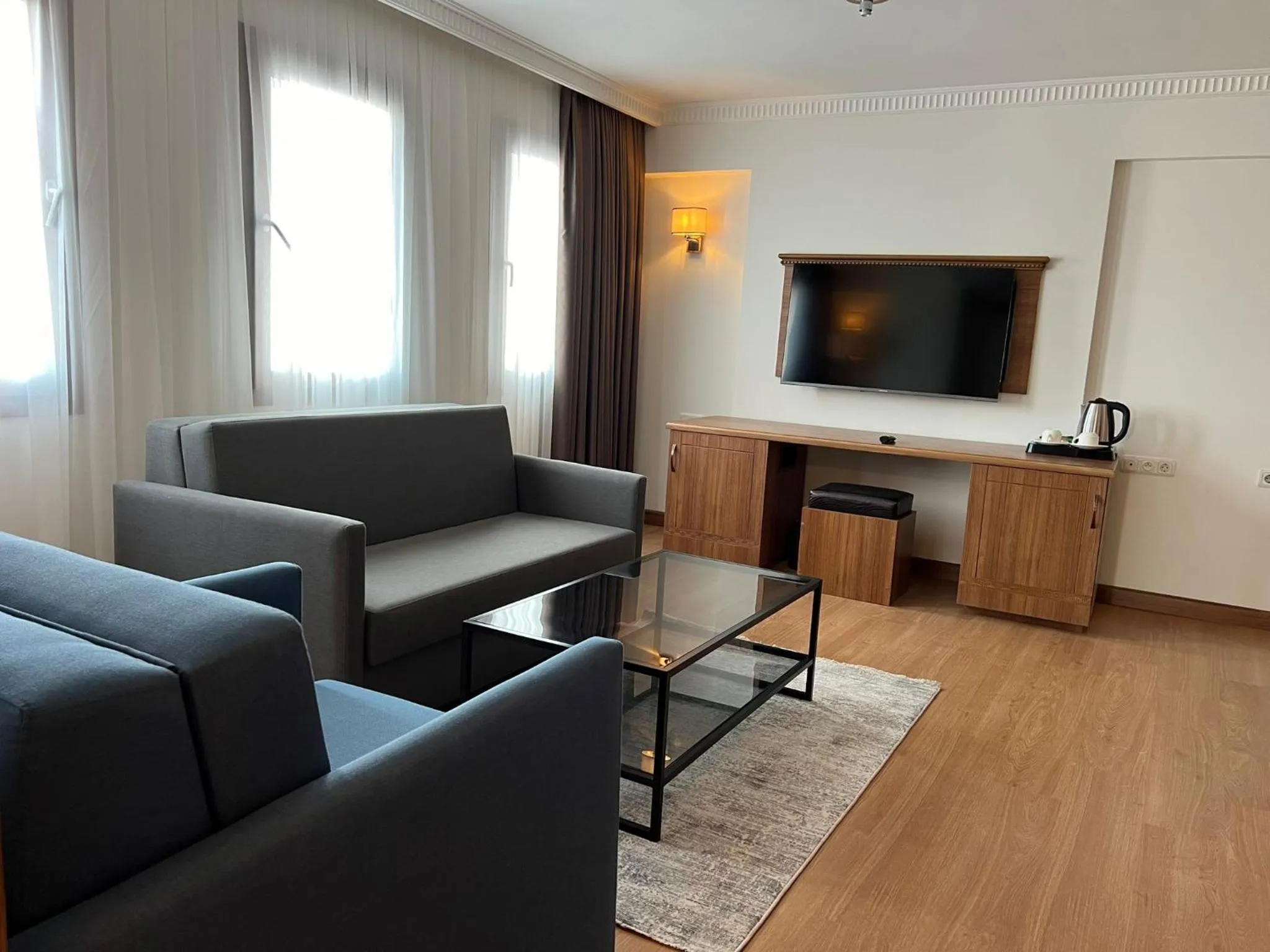 Communal lounge/ TV room in İstanblu Hotel&Spa