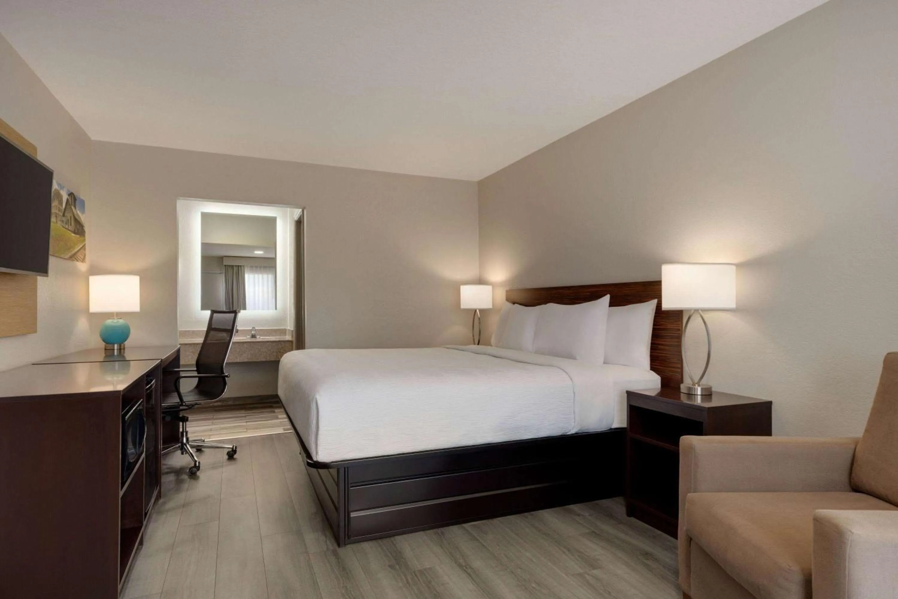 Photo of the whole room, Bed in Baymont by Wyndham Emporia VA