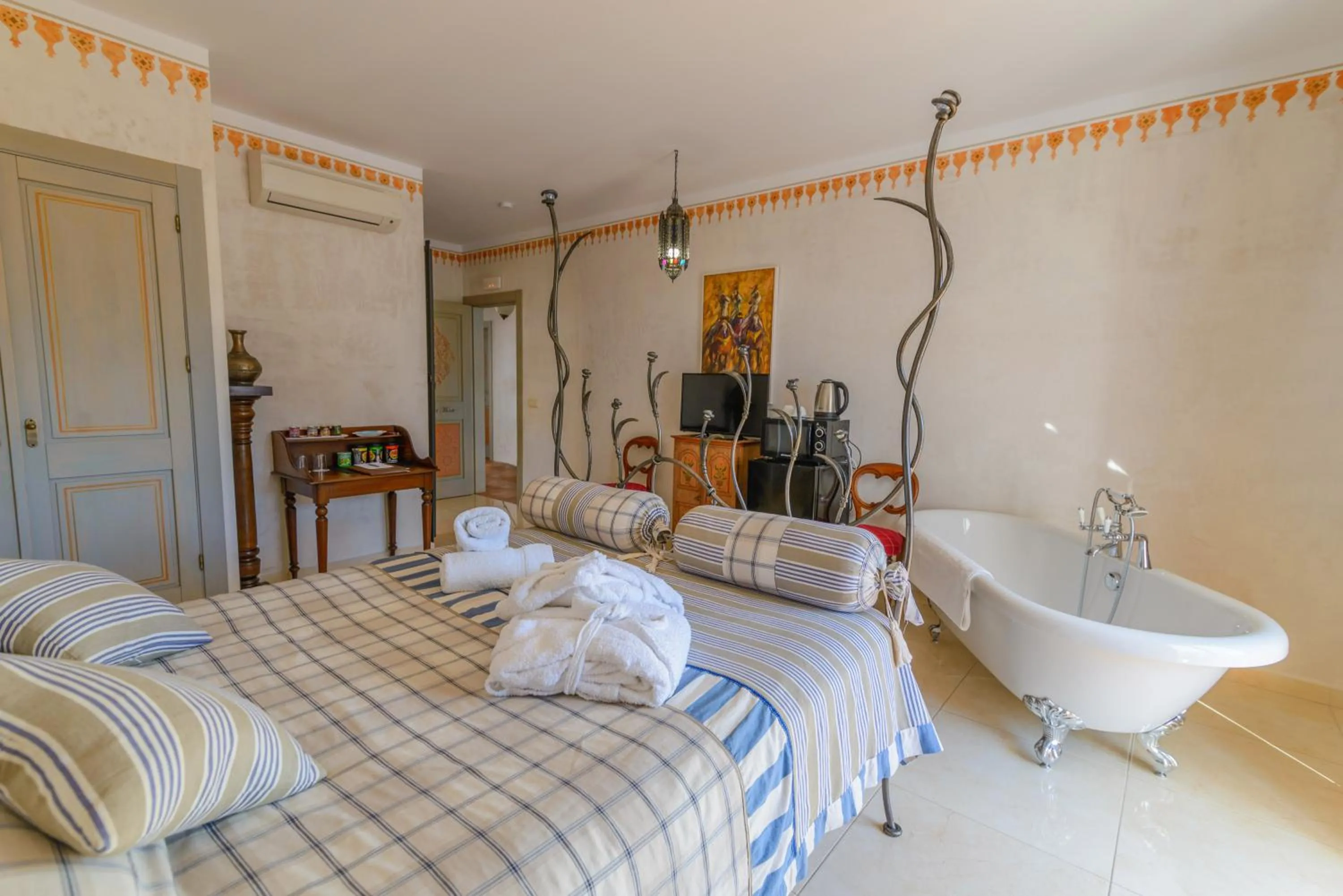 Bed in Las Orquideas Hotel Spain