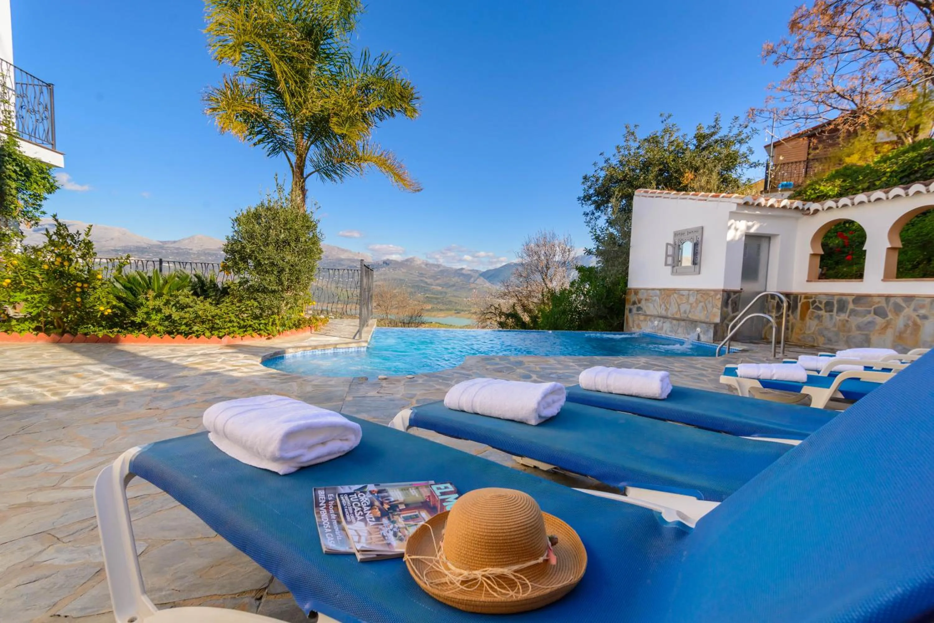 Swimming pool in Las Orquideas Hotel Spain