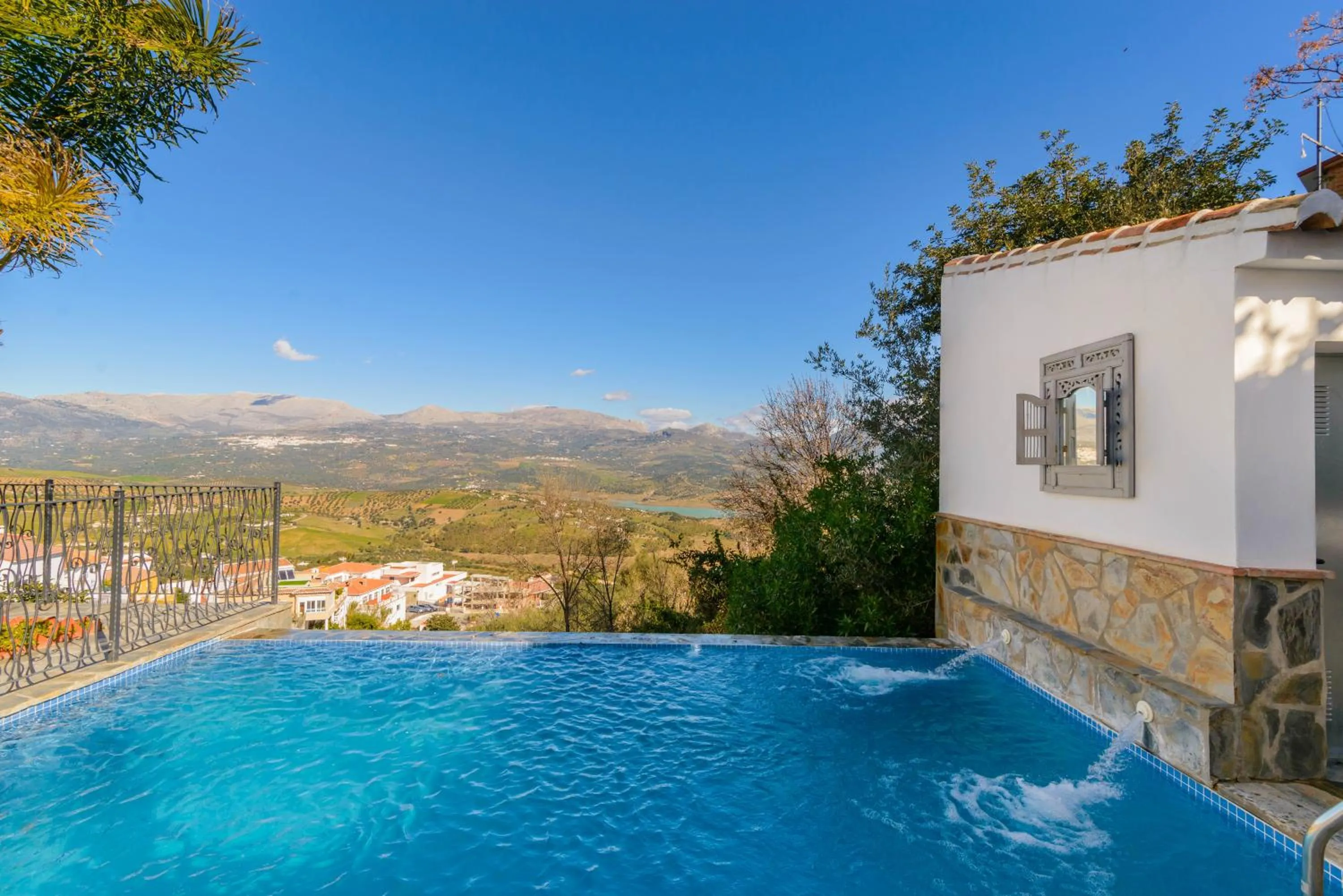 Swimming pool in Las Orquideas Hotel Spain