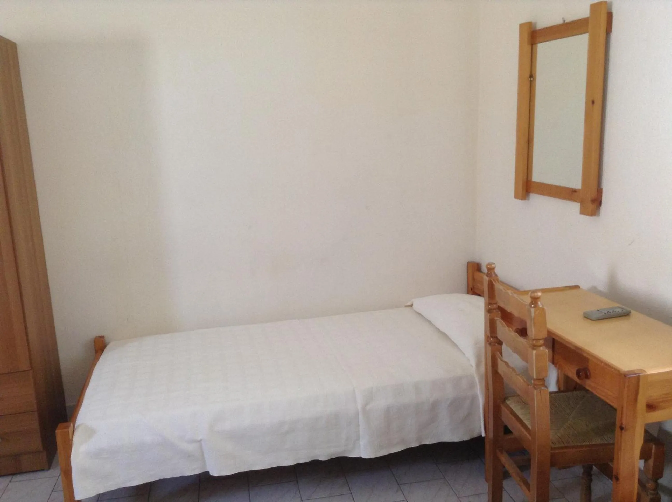 Bed in Rooms to let Katerina & John's