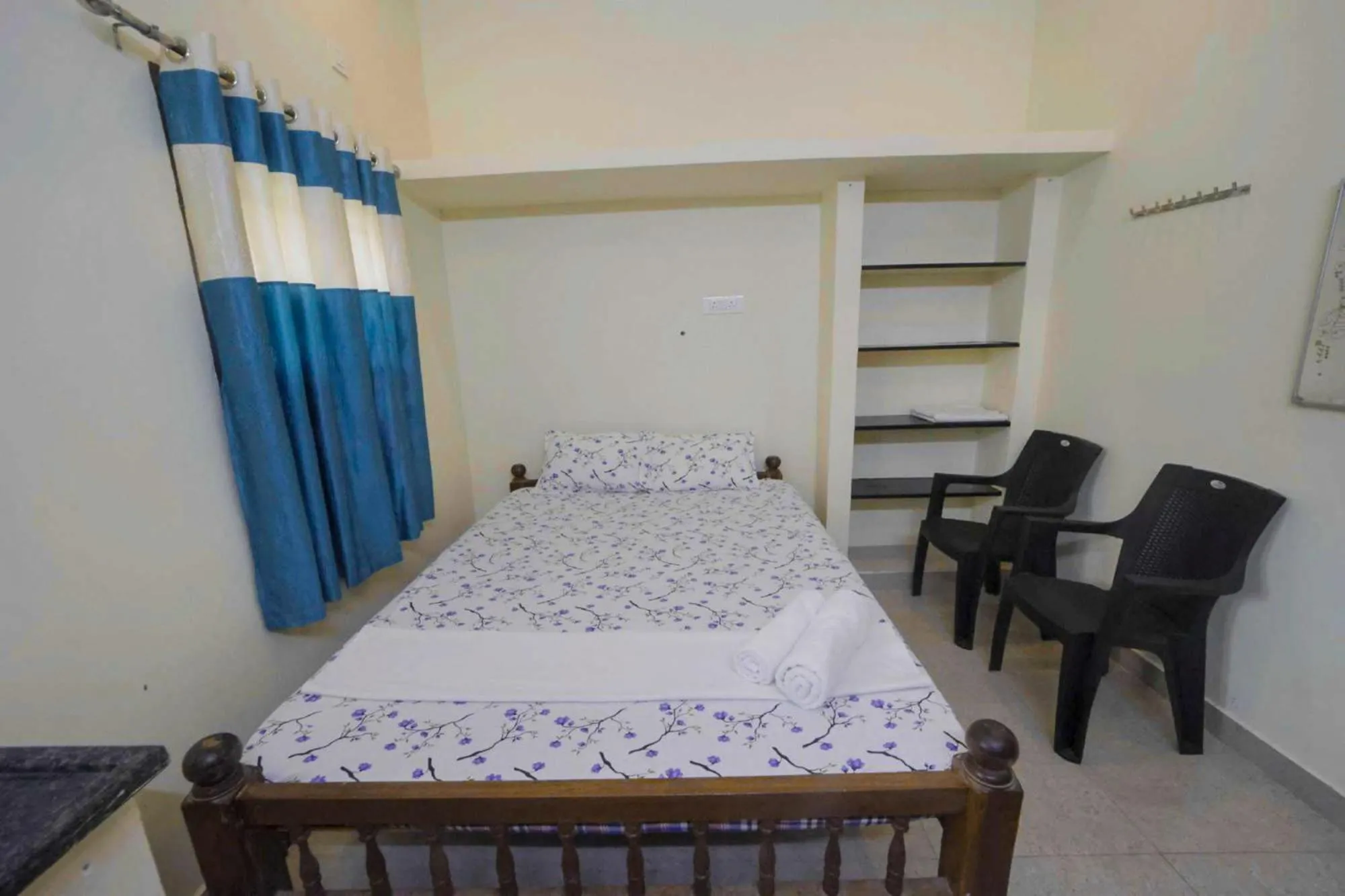 Budget Twin Room in Sai Guest House