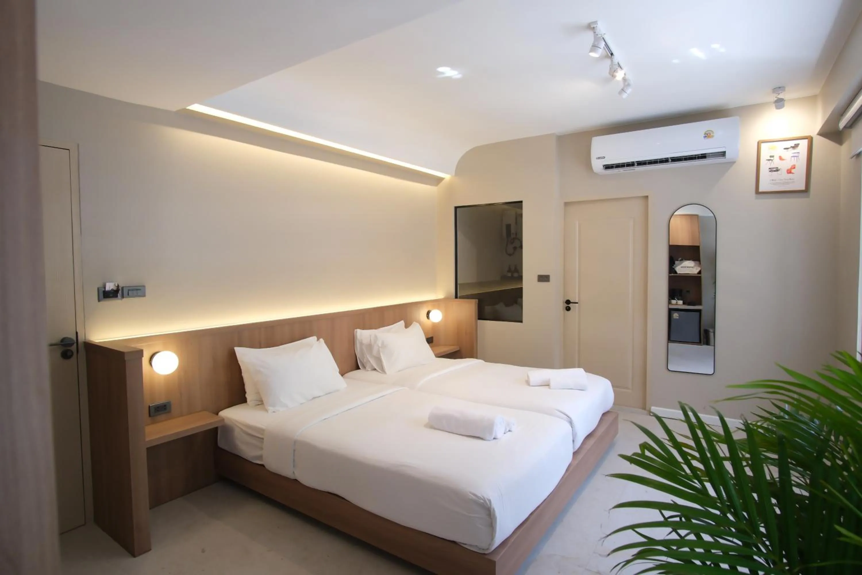 Photo of the whole room, Bed in Urban room samed