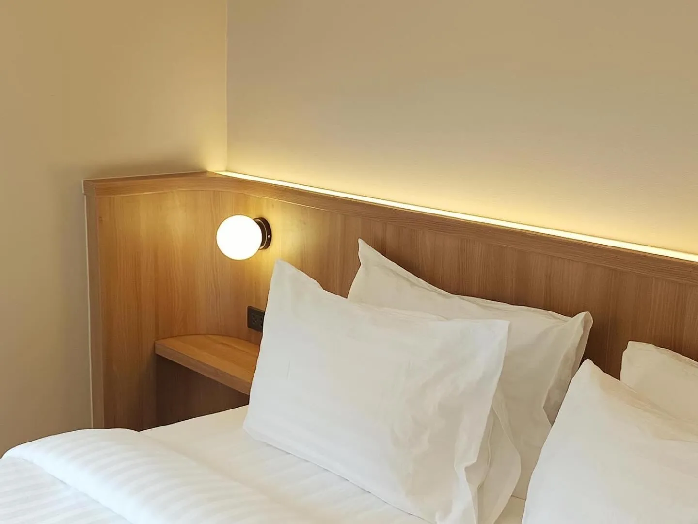 Bed in Urban room samed