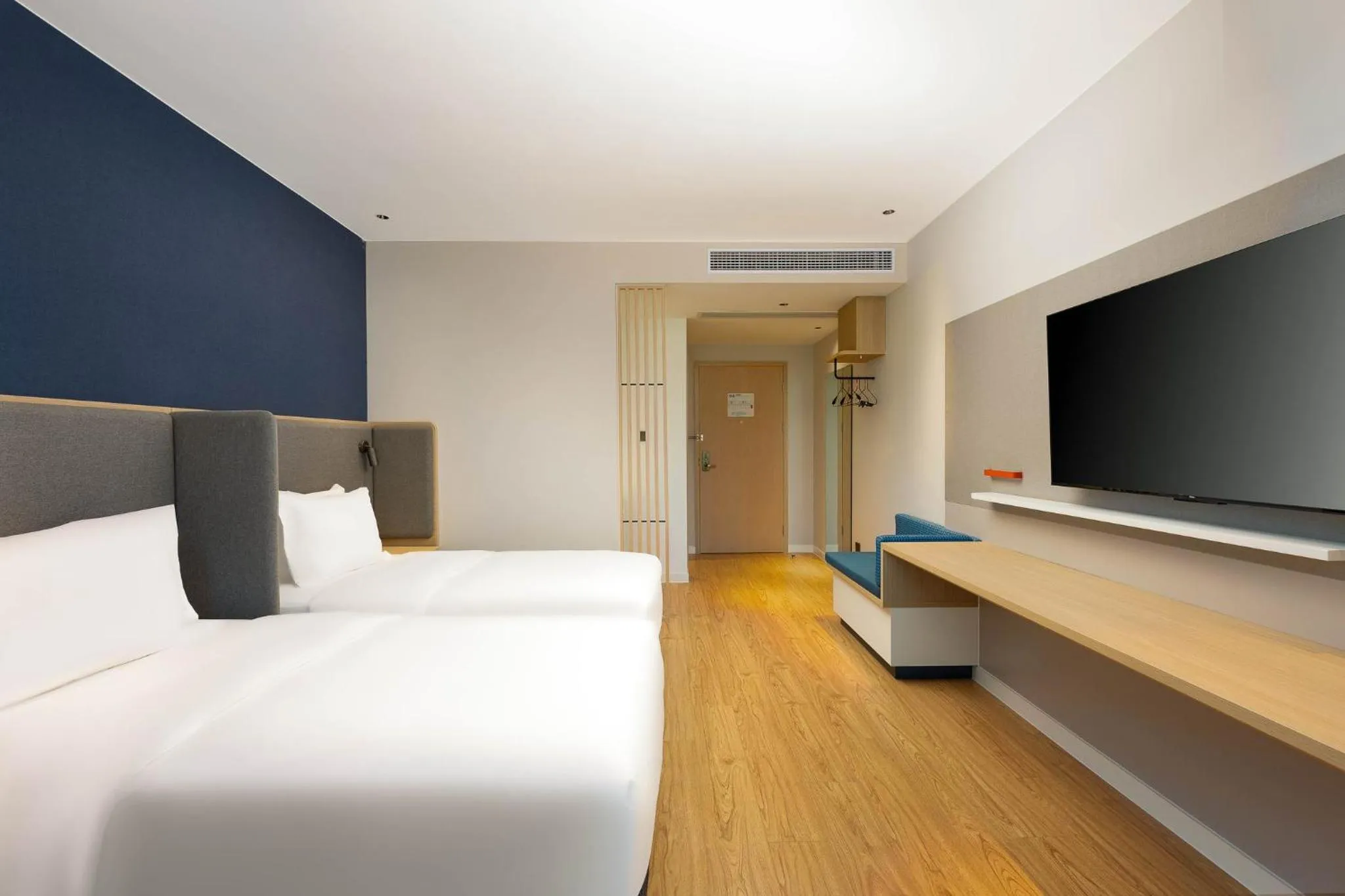 Photo of the whole room, Bed in Holiday Inn Express Wuxi East Station by IHG