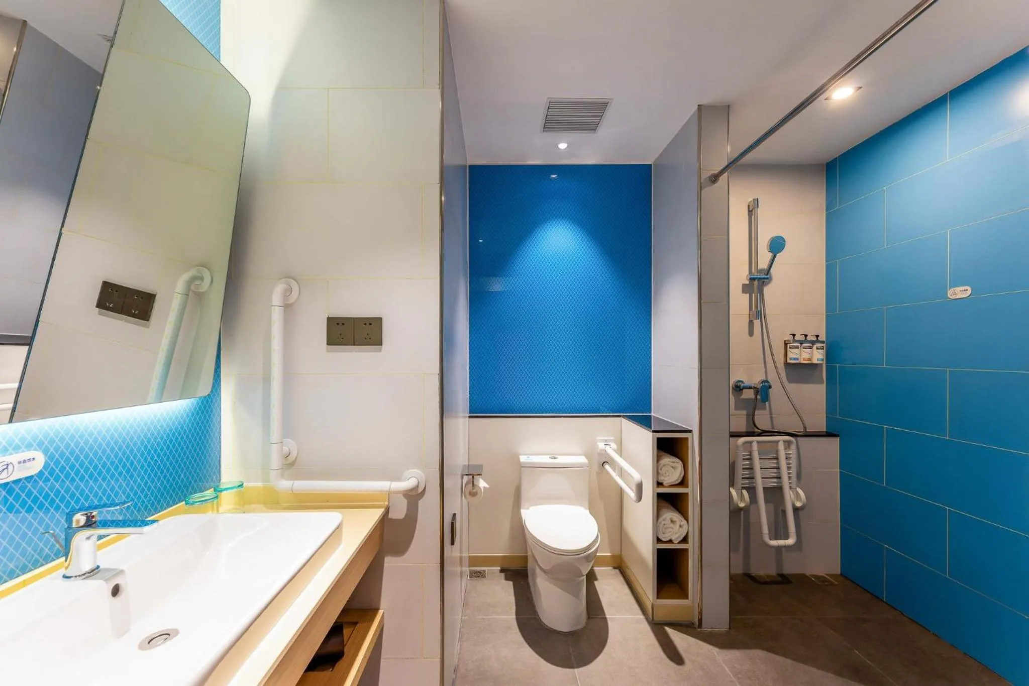 Photo of the whole room in Holiday Inn Express Wuxi East Station by IHG