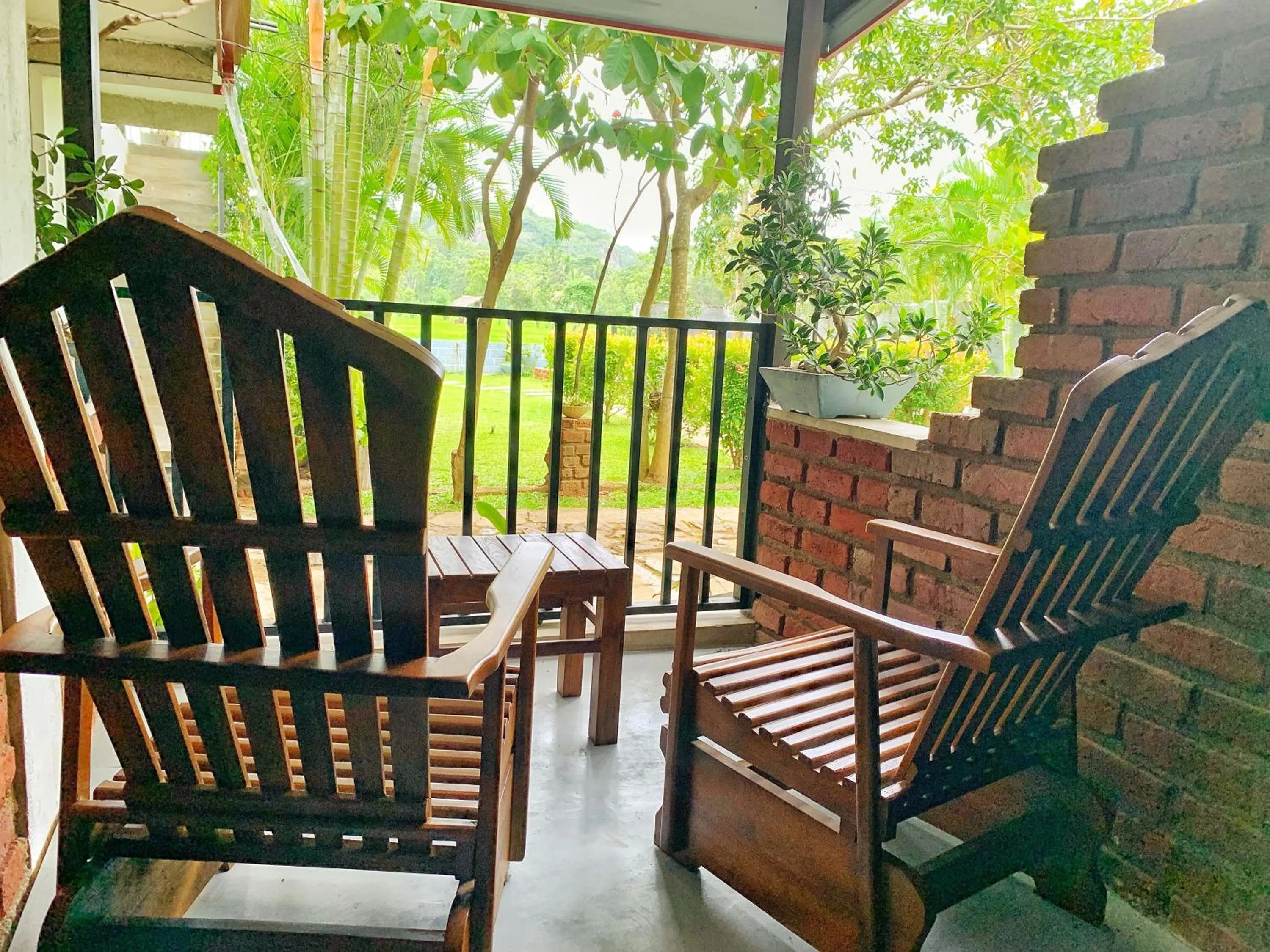 King Room with Garden View - single occupancy in Kashyapa Kingdom View Home