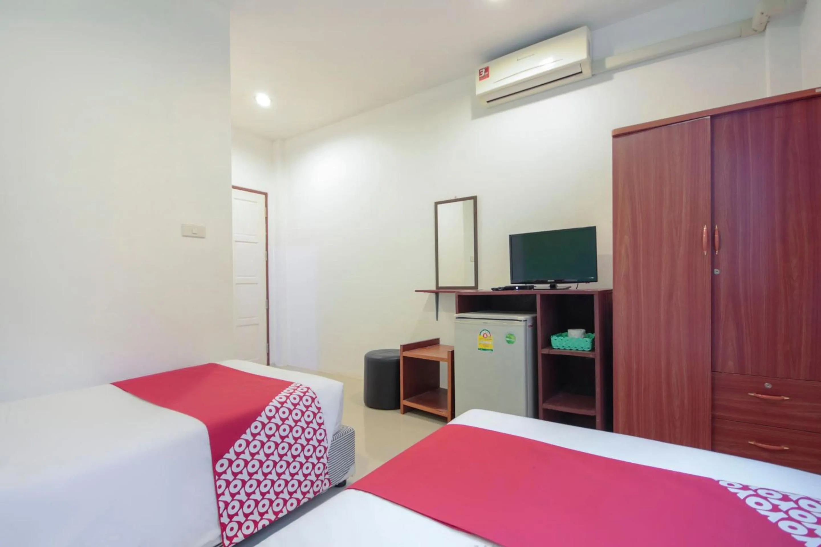 Bedroom, TV/Entertainment Center in OYO 1120 The Royhanna Beach Home