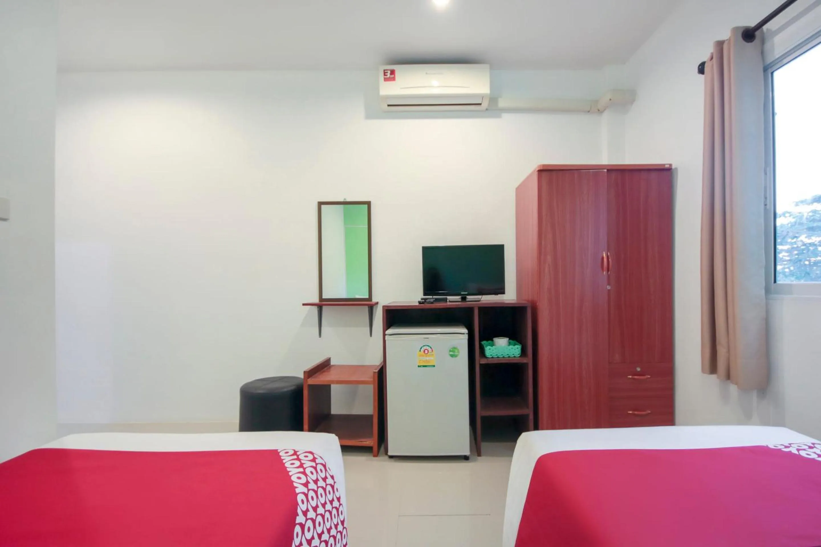 Bedroom, TV/Entertainment Center in OYO 1120 The Royhanna Beach Home