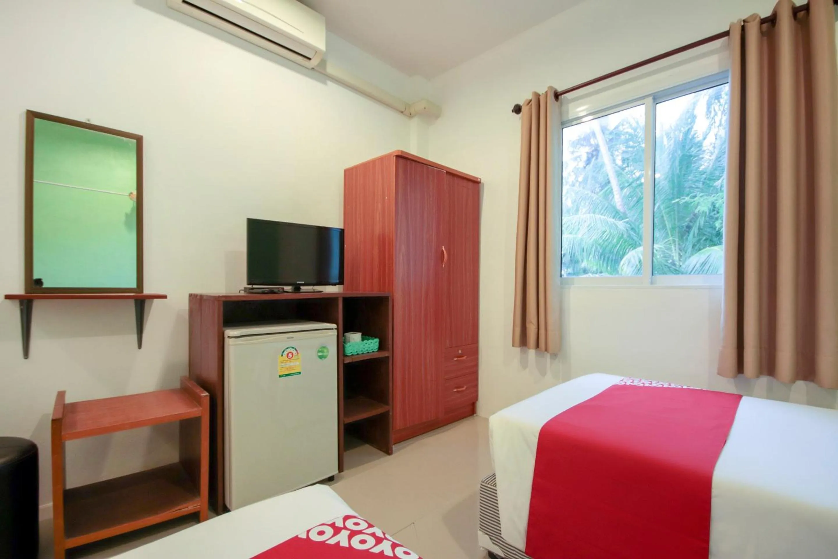 Bedroom, TV/Entertainment Center in OYO 1120 The Royhanna Beach Home