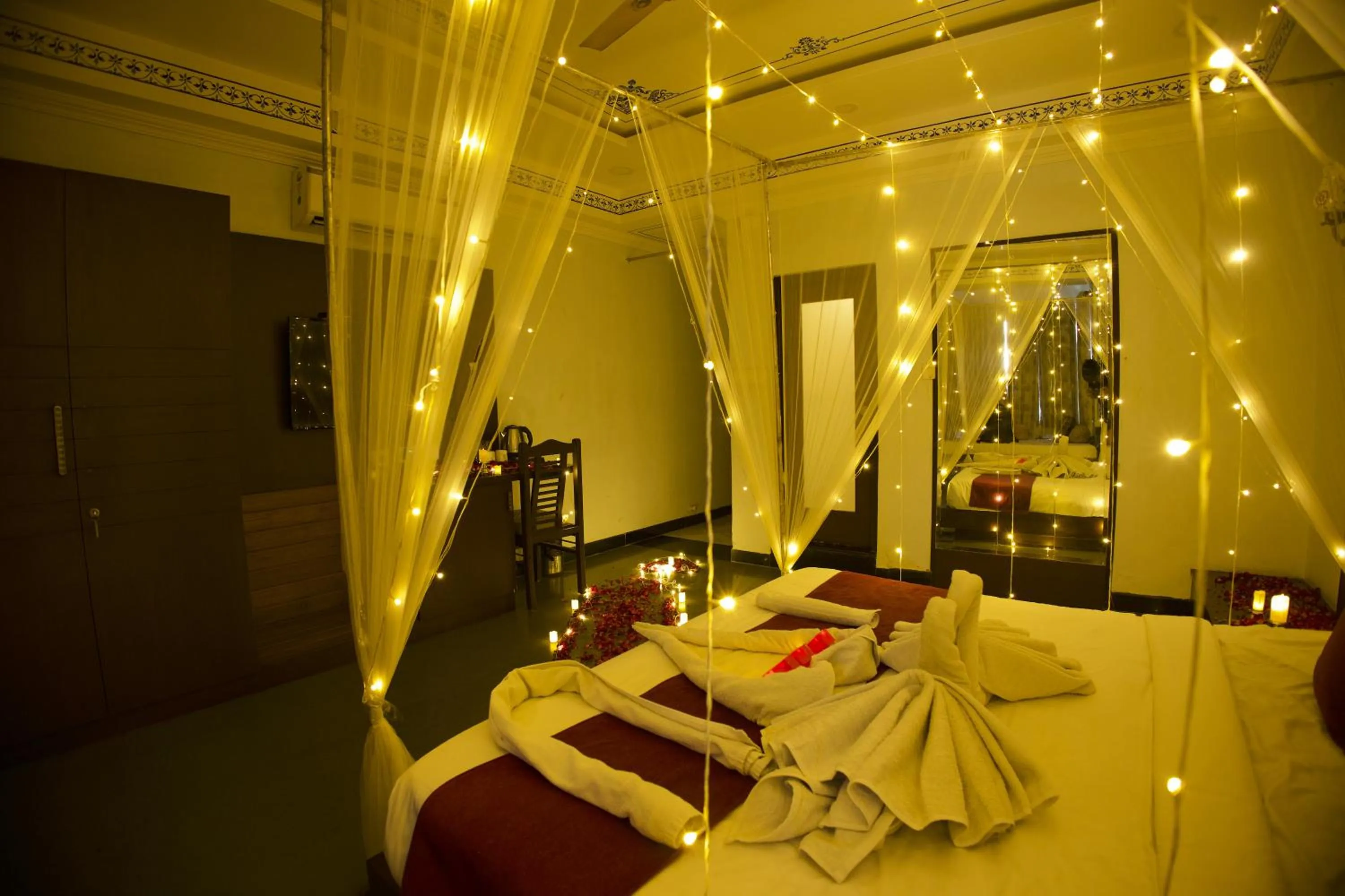 Bed in Hide-In Udaipur - A Lake View Boutique Hotel