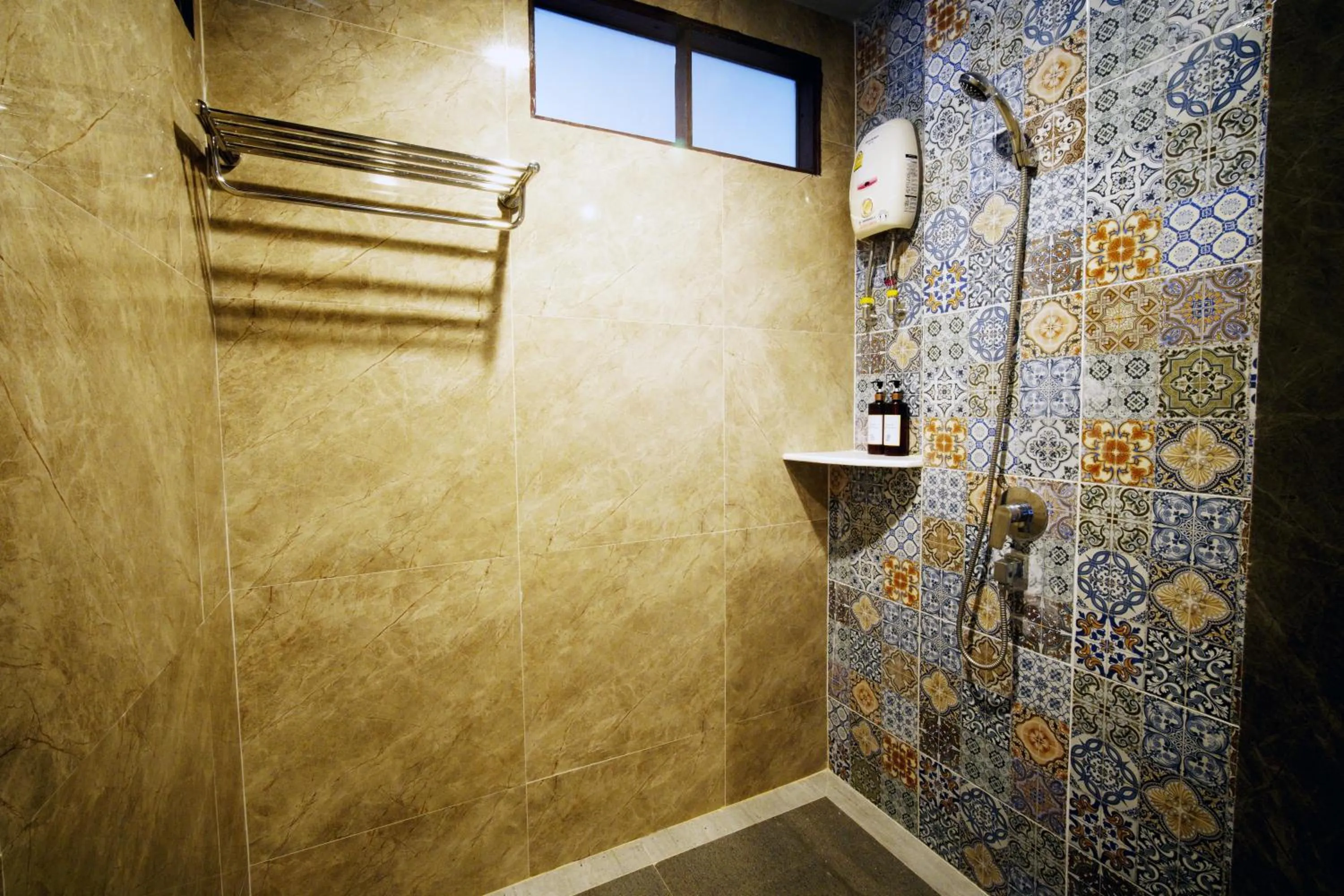 Shower in Villa Cha Cha Chaolao Beach Resort