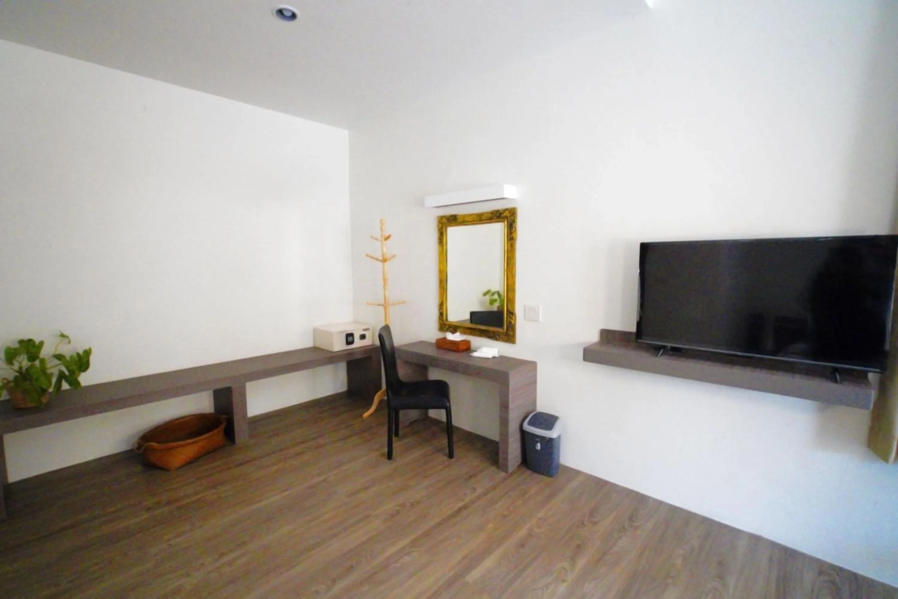 Communal lounge/ TV room in Villa Cha Cha Chaolao Beach Resort