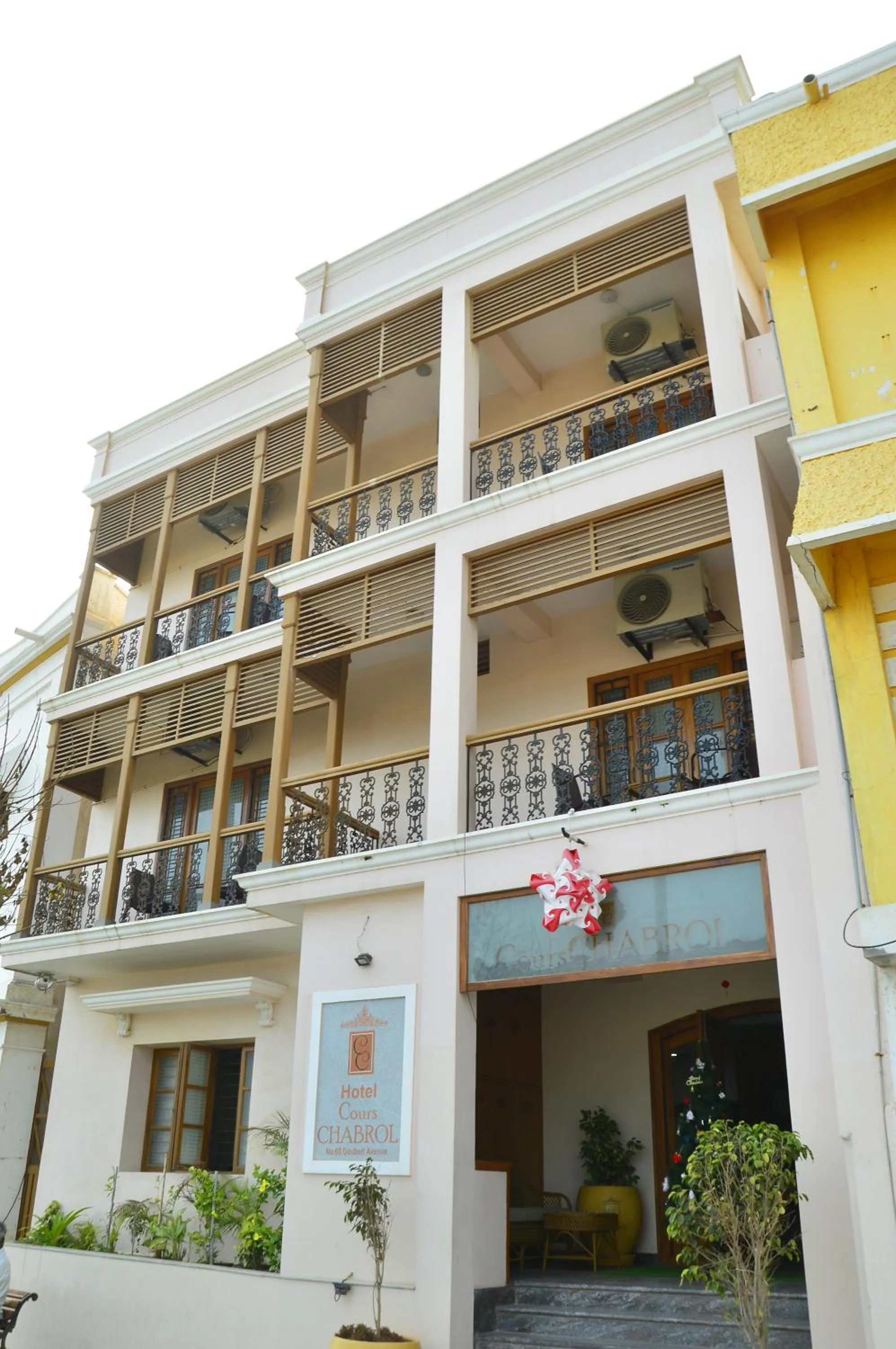 Facade/entrance in Cours CHABROL