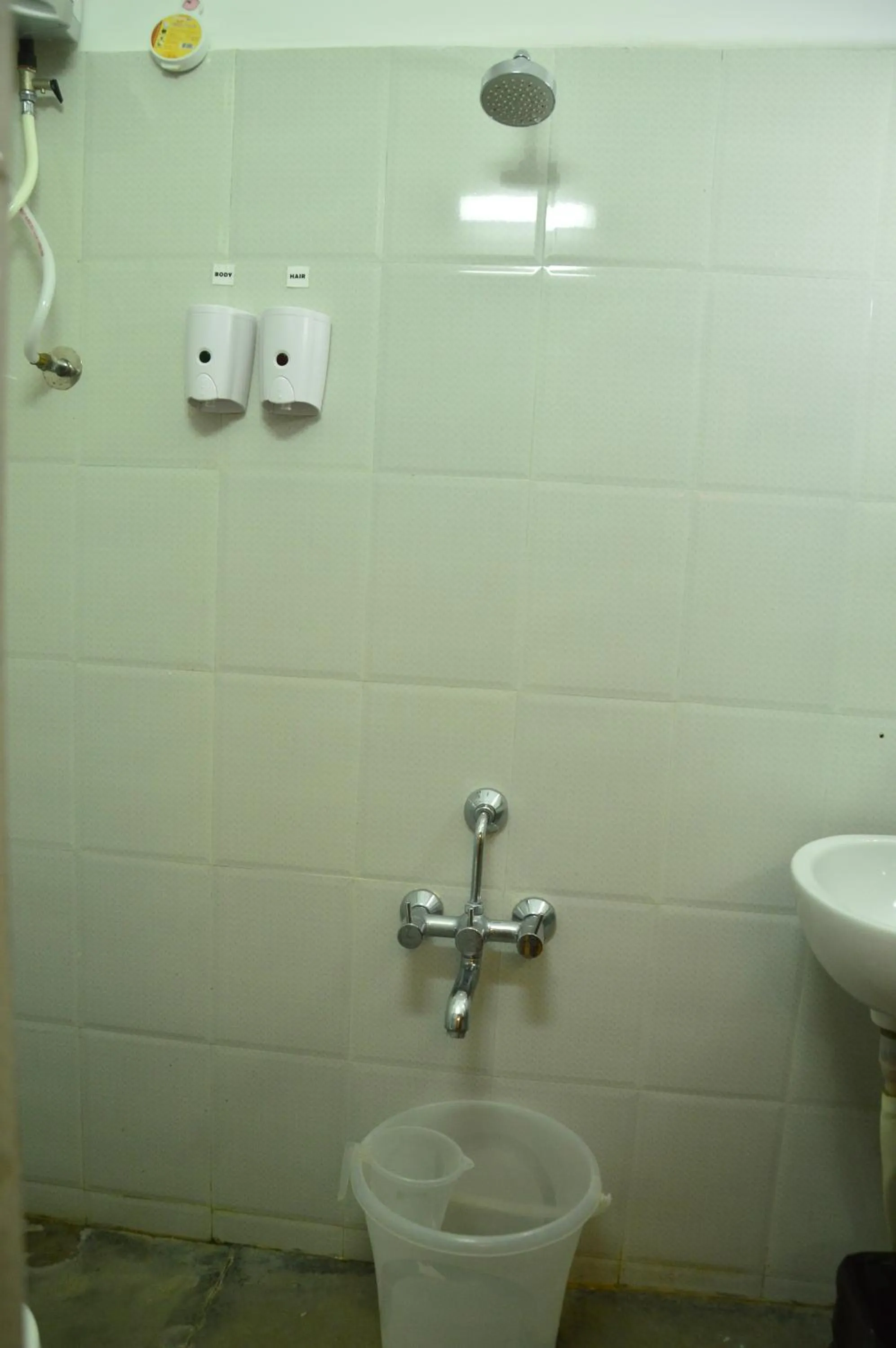 Shower in Cours CHABROL