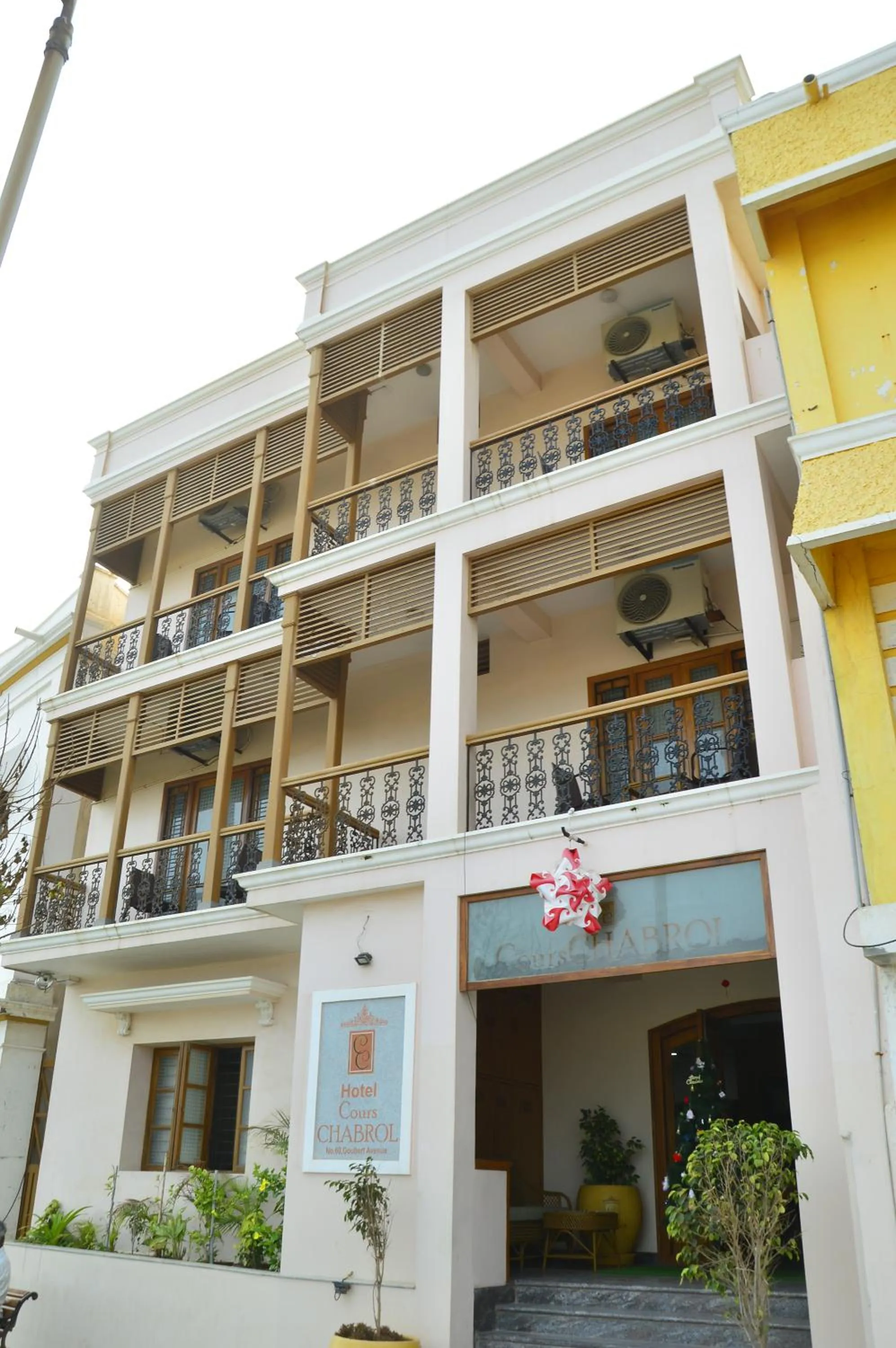 Facade/entrance in Cours CHABROL