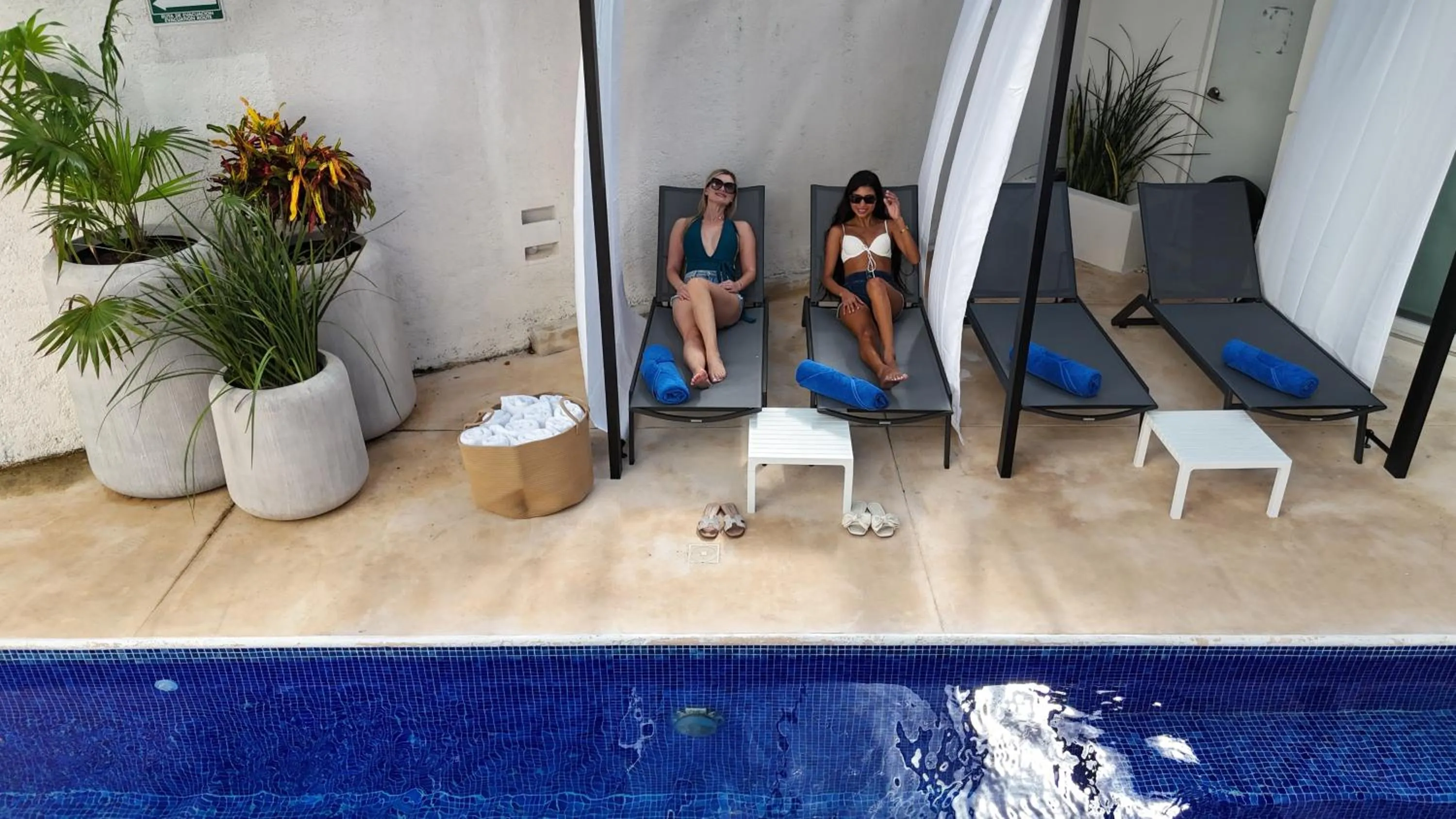 People in Azulea Isla Mujeres Hotel