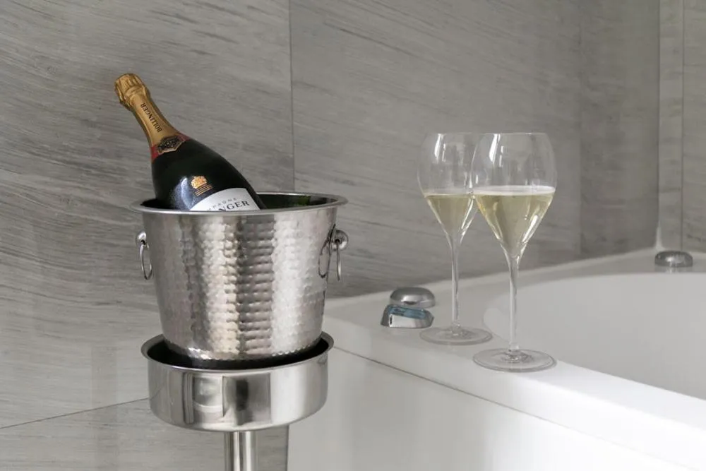 Hot Tub in Marconi Hotel