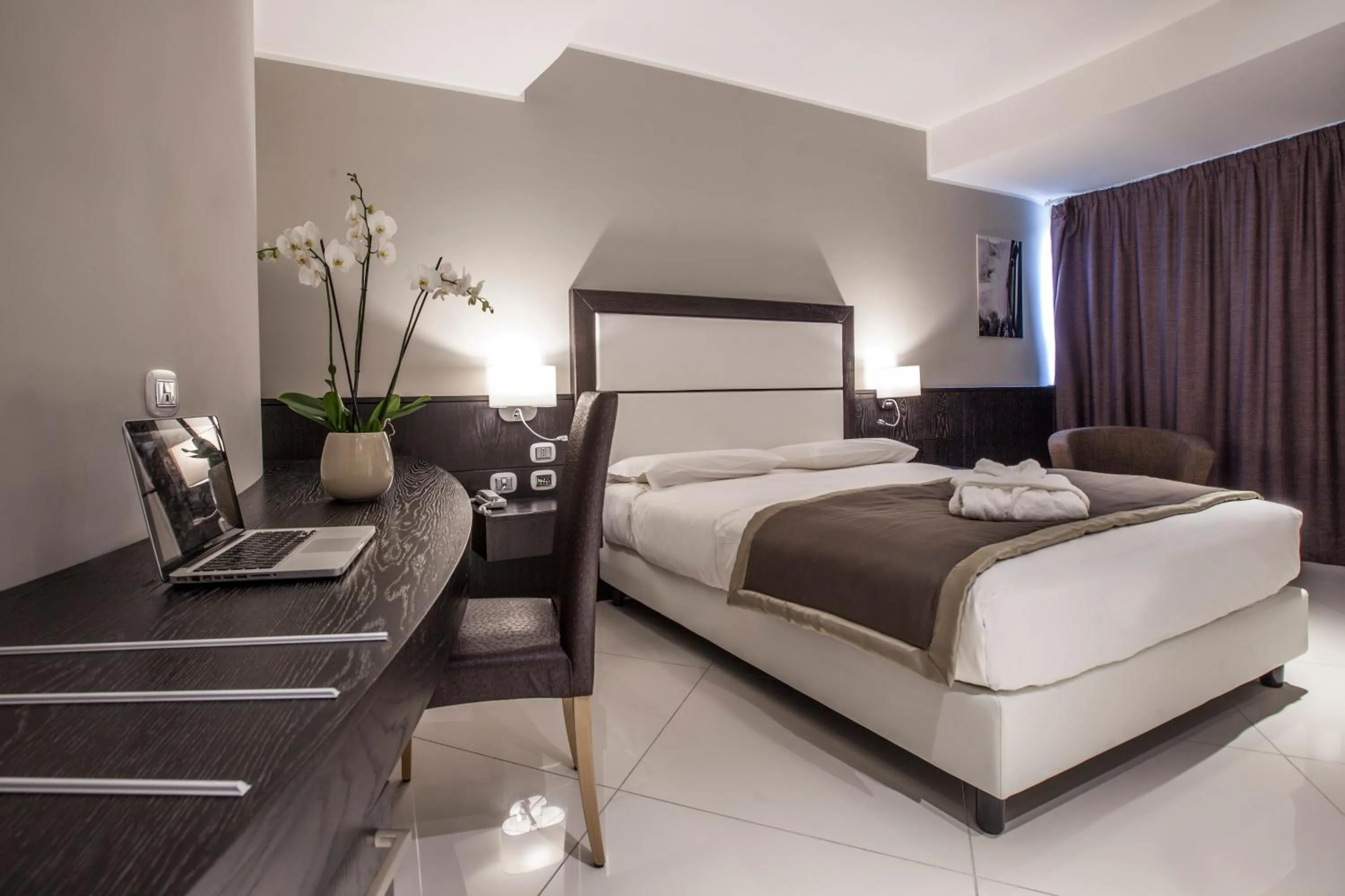 Bedroom, Bed in Marconi Hotel