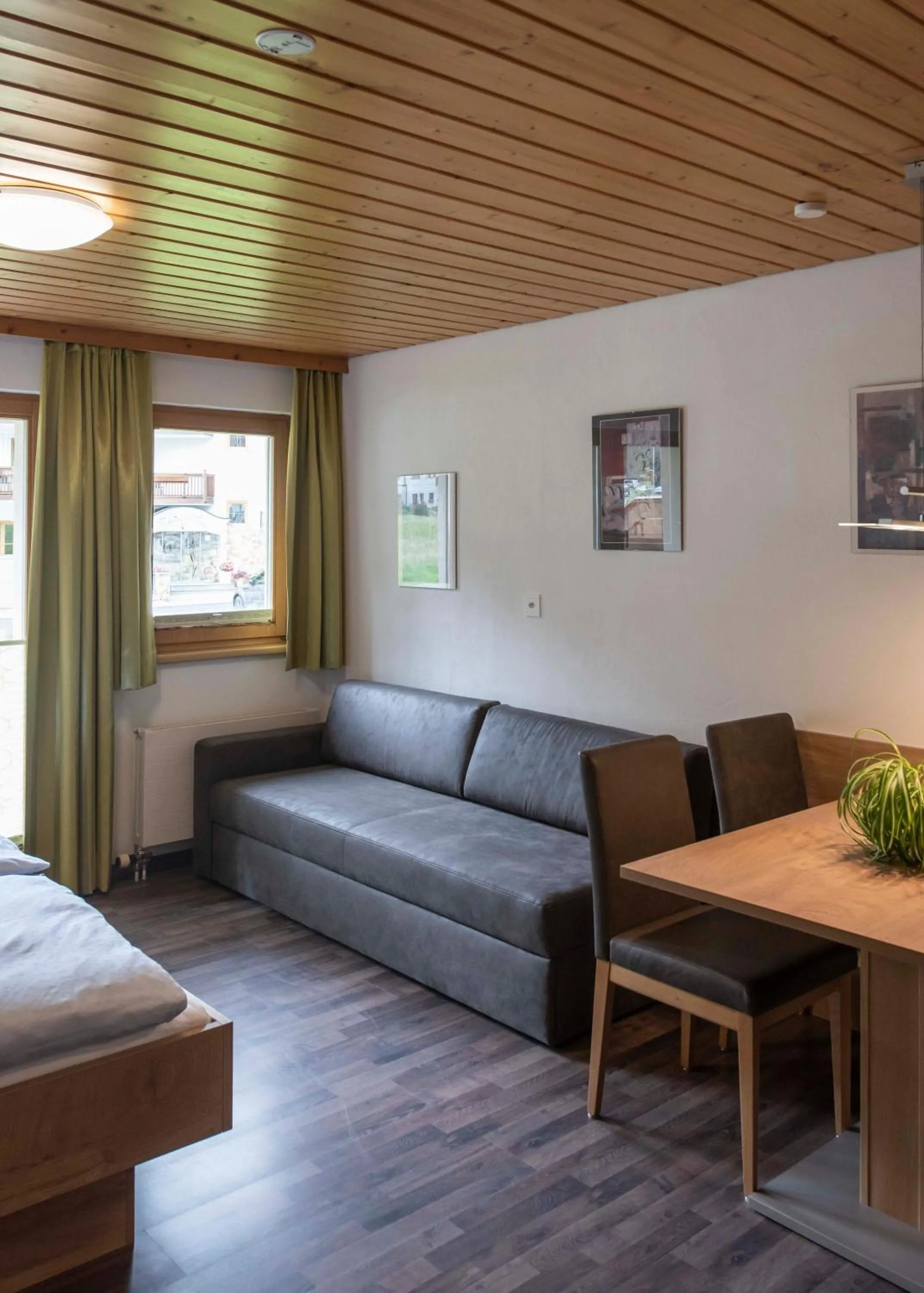 Living room, Bed in Apartment Madlaina