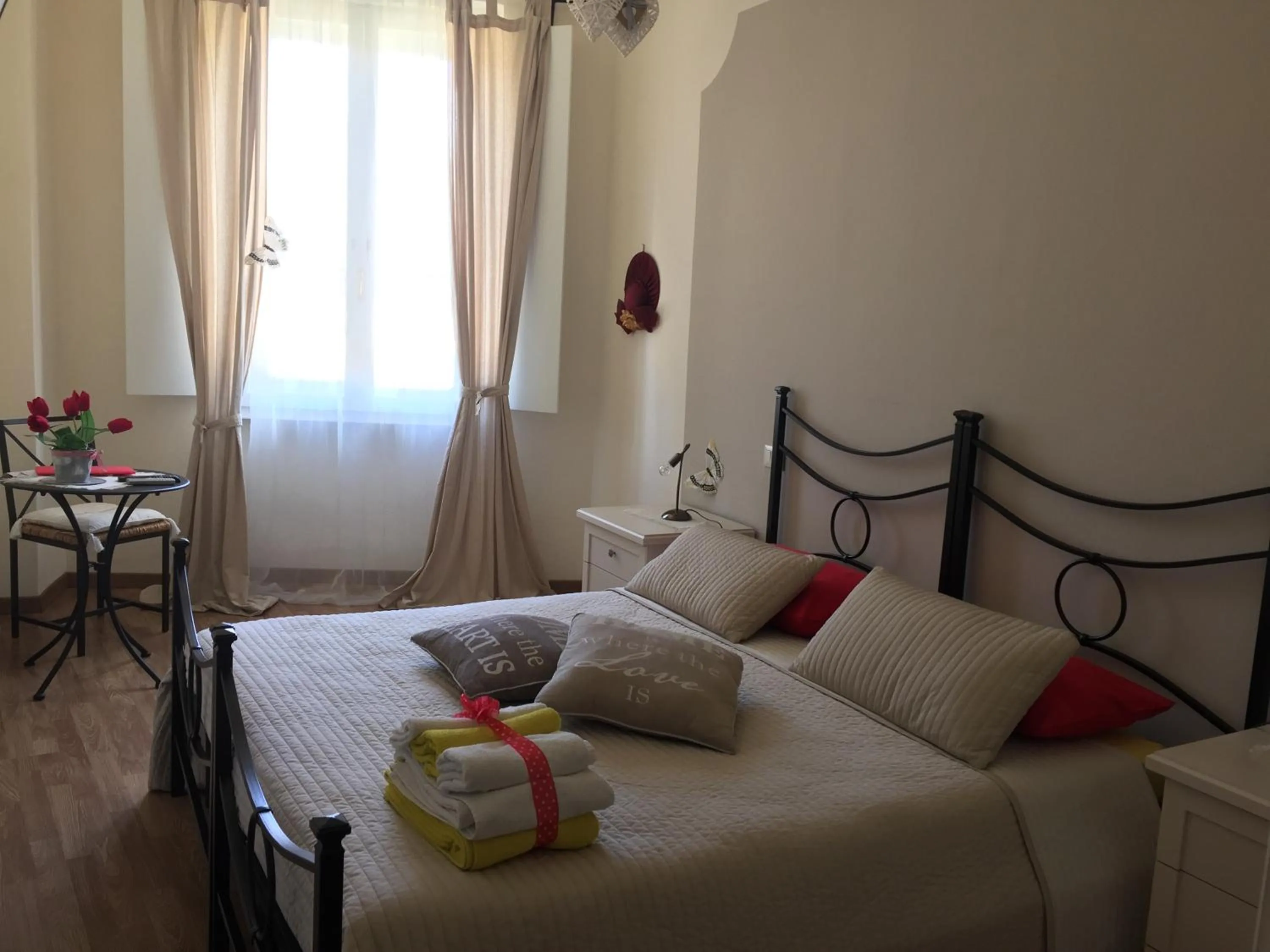 Day, Bed in L'Iris B&B