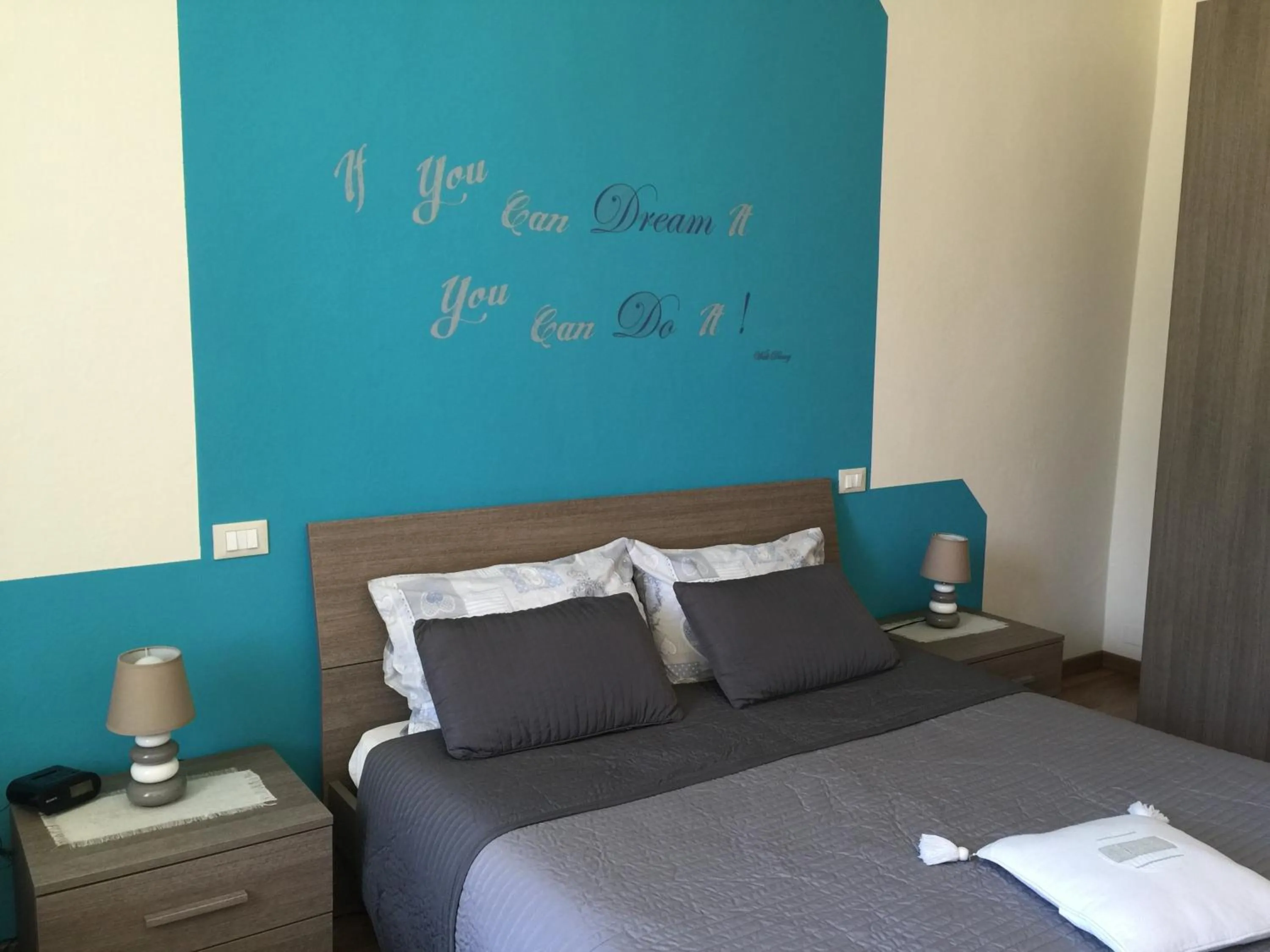 Photo of the whole room, Bed in L'Iris B&B