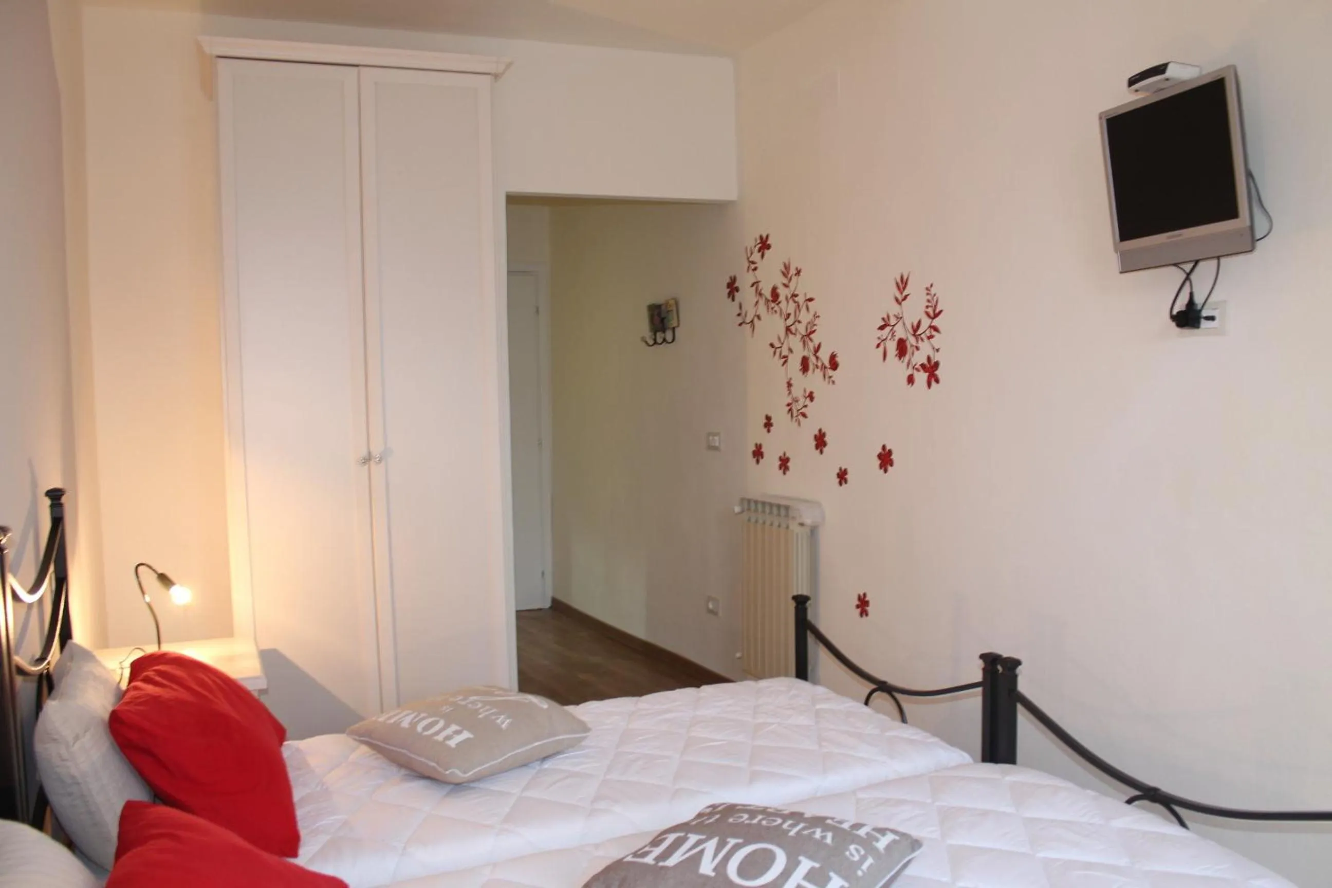 Photo of the whole room, Bed in L'Iris B&B