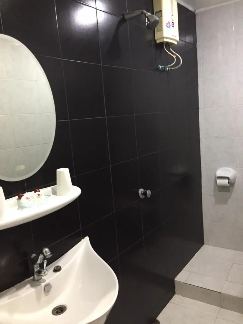 Bathroom in Fong Kaew and Baan Nang Fa Guesthouse