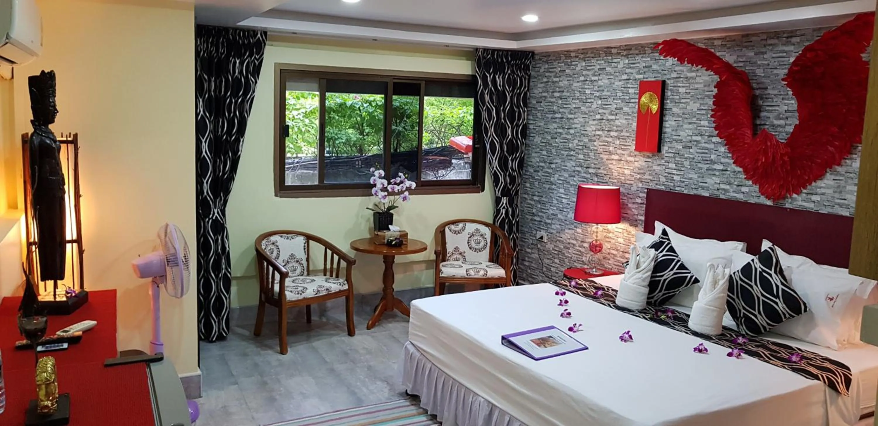 Photo of the whole room, Bed in Fong Kaew and Baan Nang Fa Guesthouse