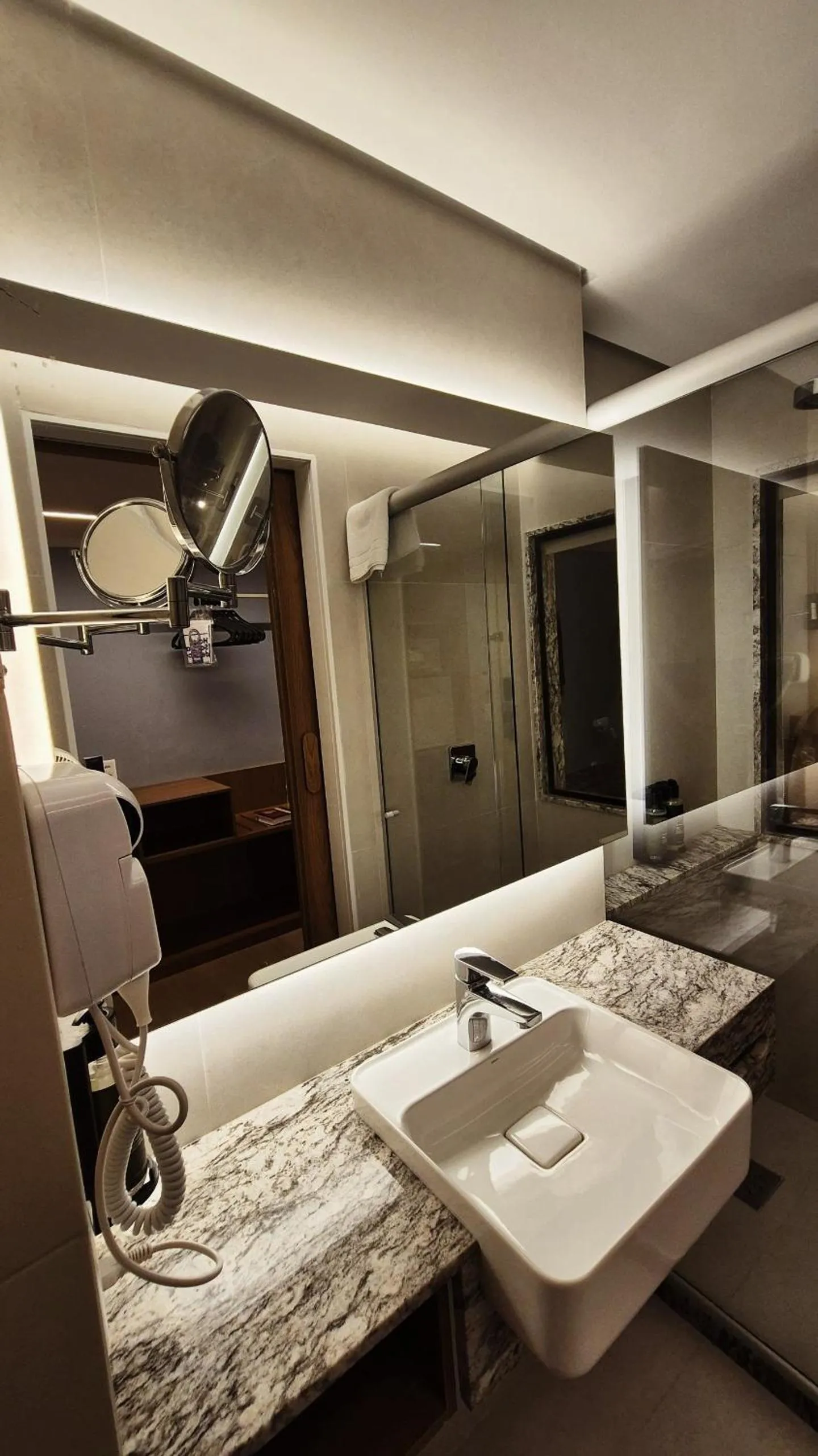 Shower in Hotel Sonata de Iracema