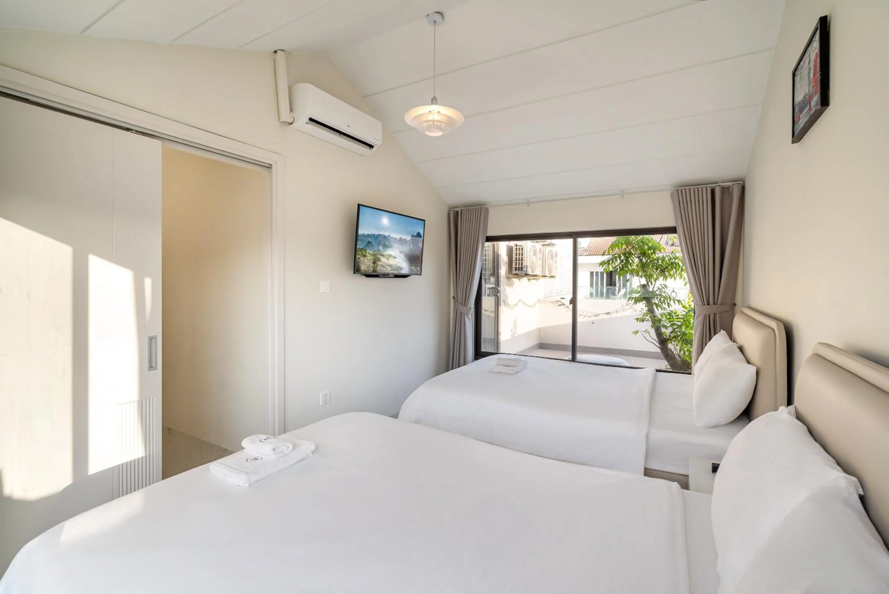 Photo of the whole room, Bed in The Royal Vista - Phu My Hung