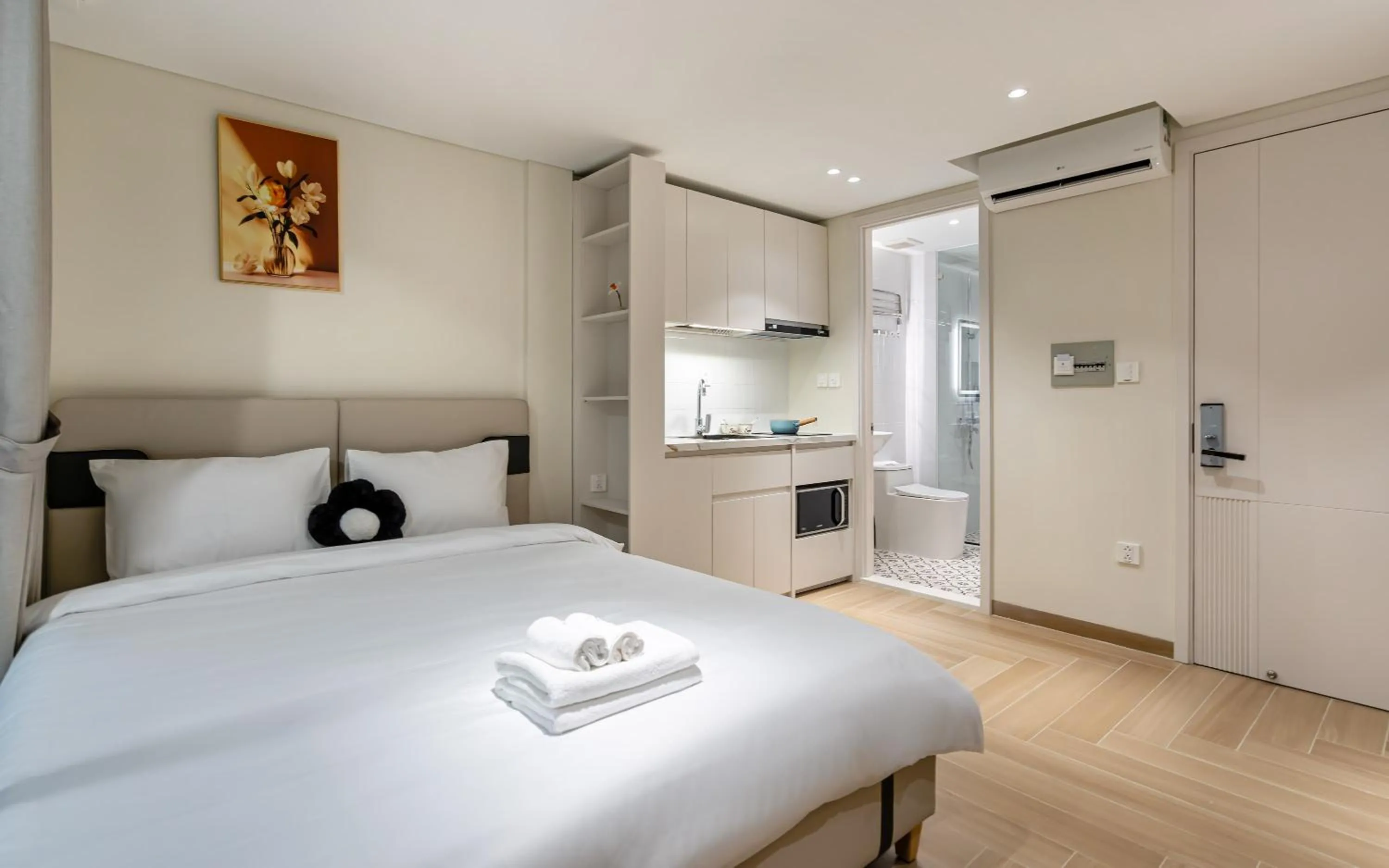 Photo of the whole room, Bed in The Royal Vista - Phu My Hung