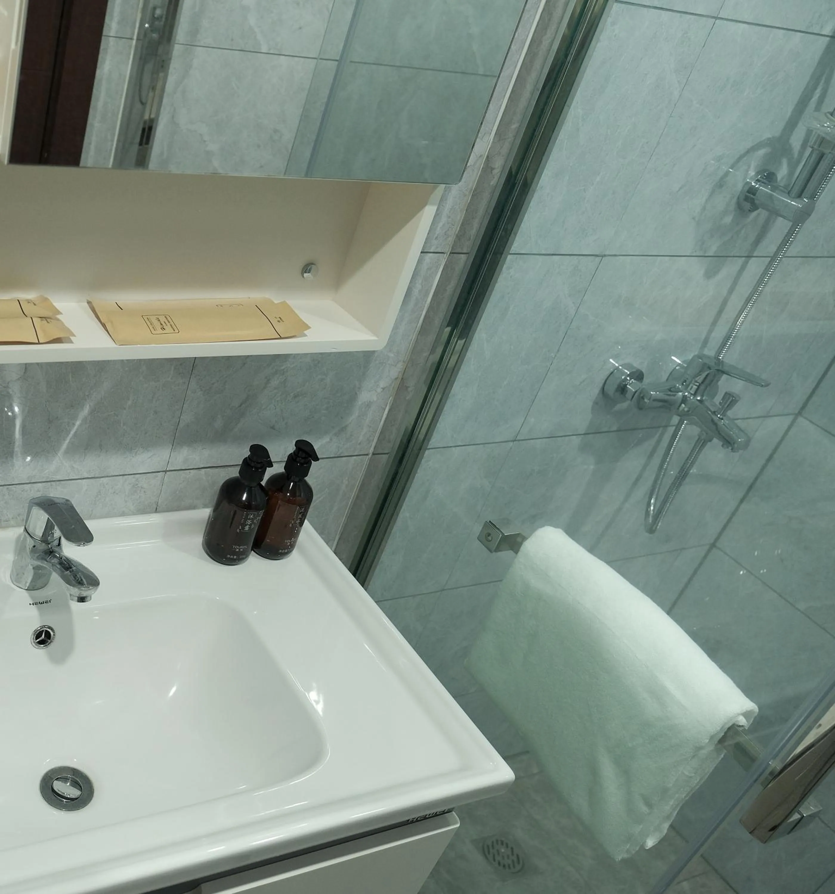 Shower in Golden Seagulls Hotel