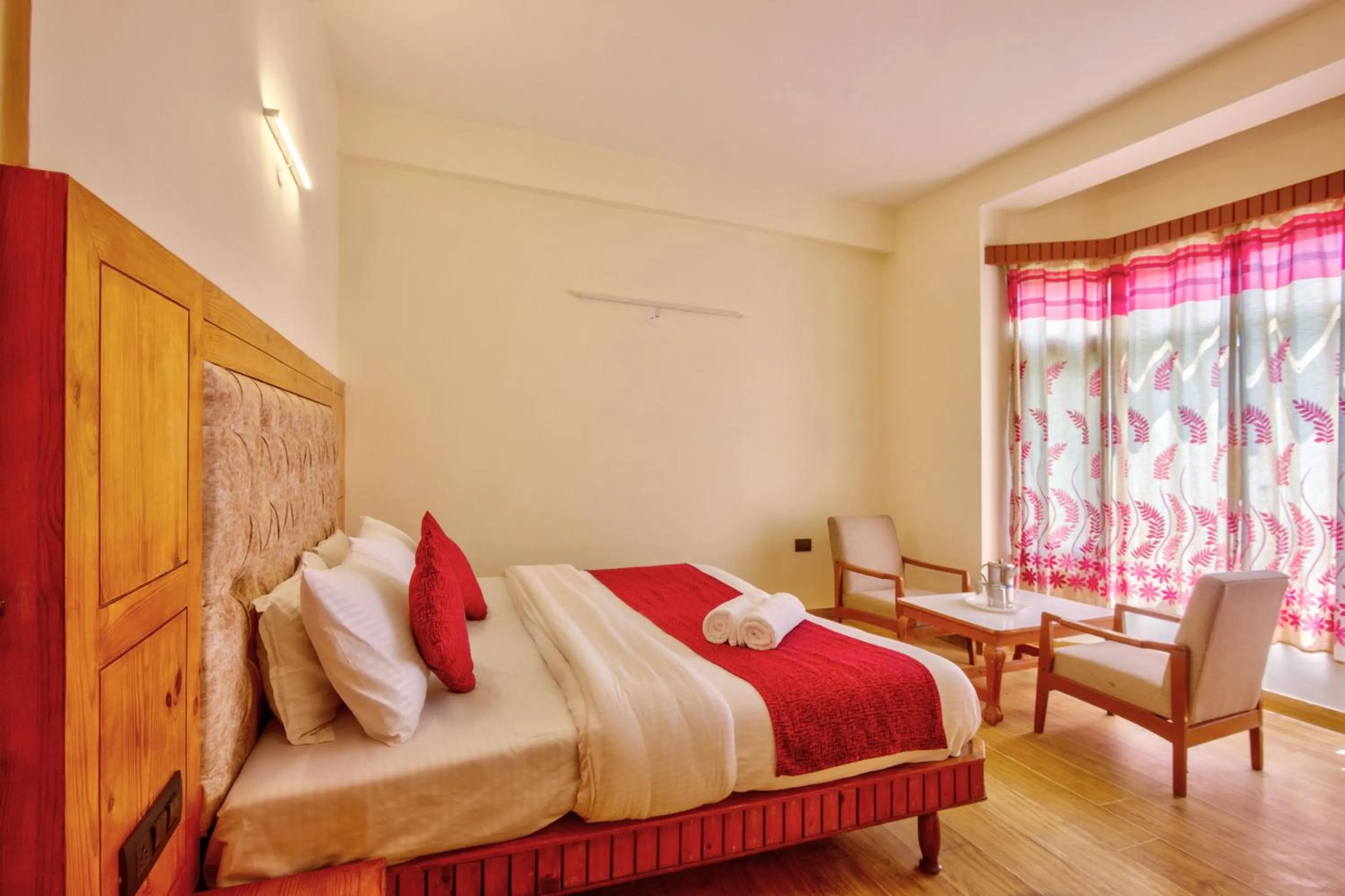 Bedroom in HOTEL ROyAL THE MALL MANALI