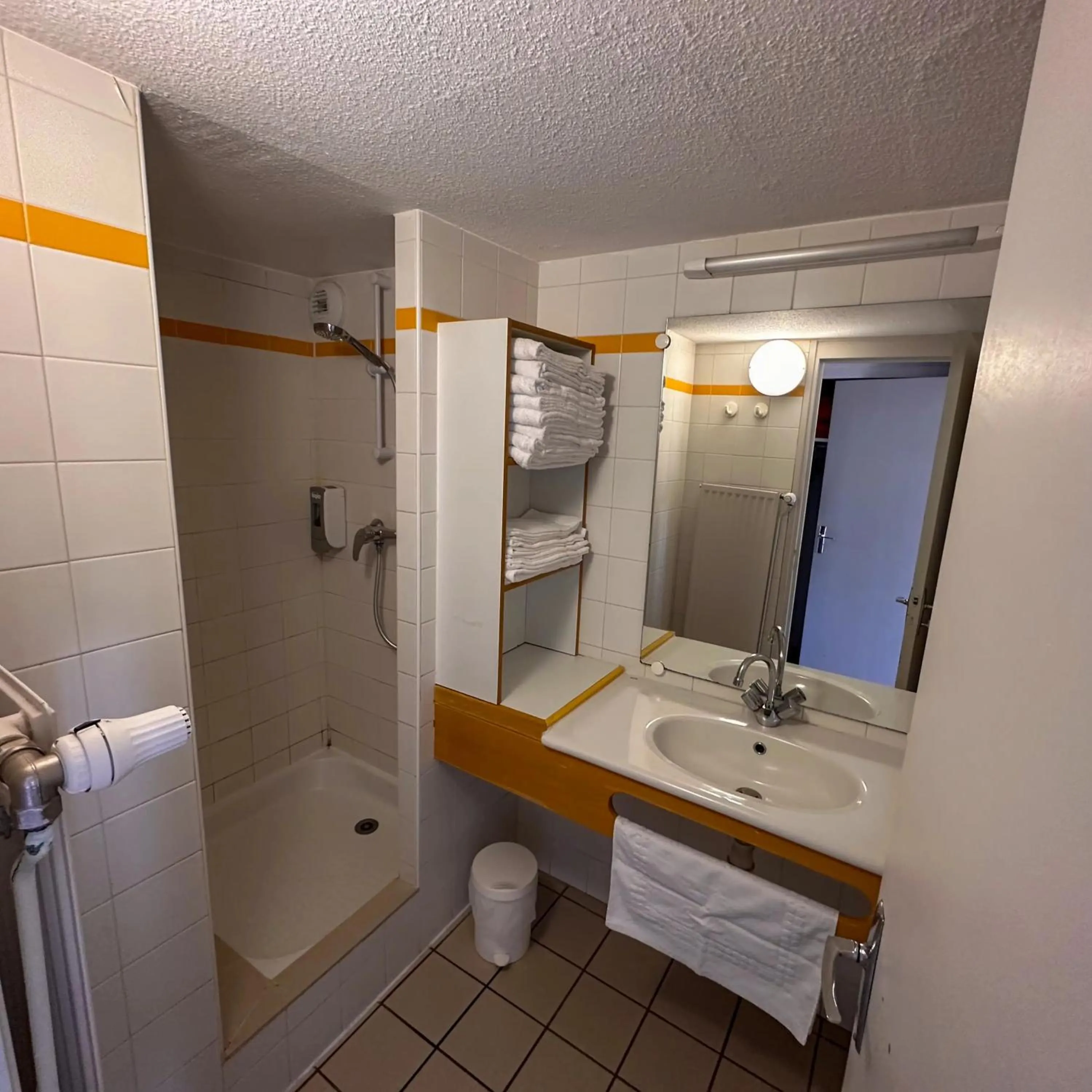 Shower in VVF Haute Loire Saint-Julien-Chapteuil