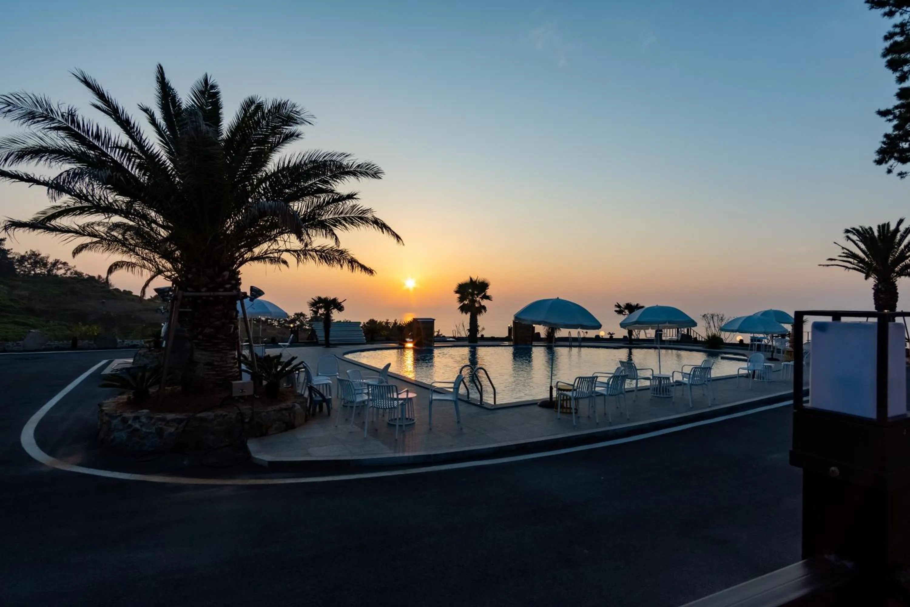 Road96 Caravan and Poolvilla