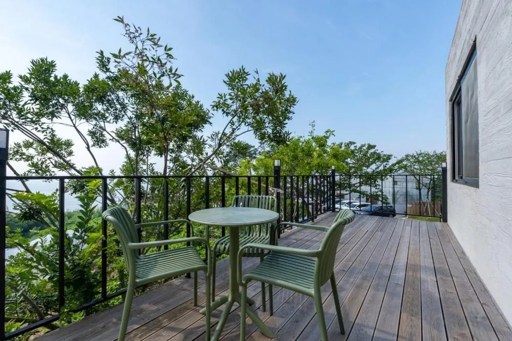 Road96 Caravan and Poolvilla