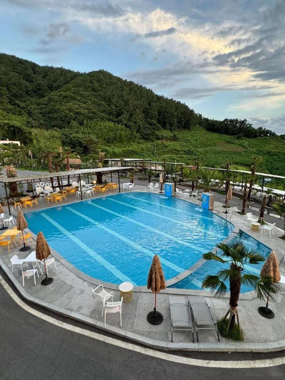 Road96 Caravan and Poolvilla