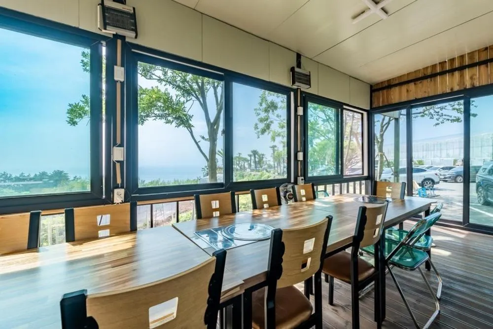 Road96 Caravan and Poolvilla