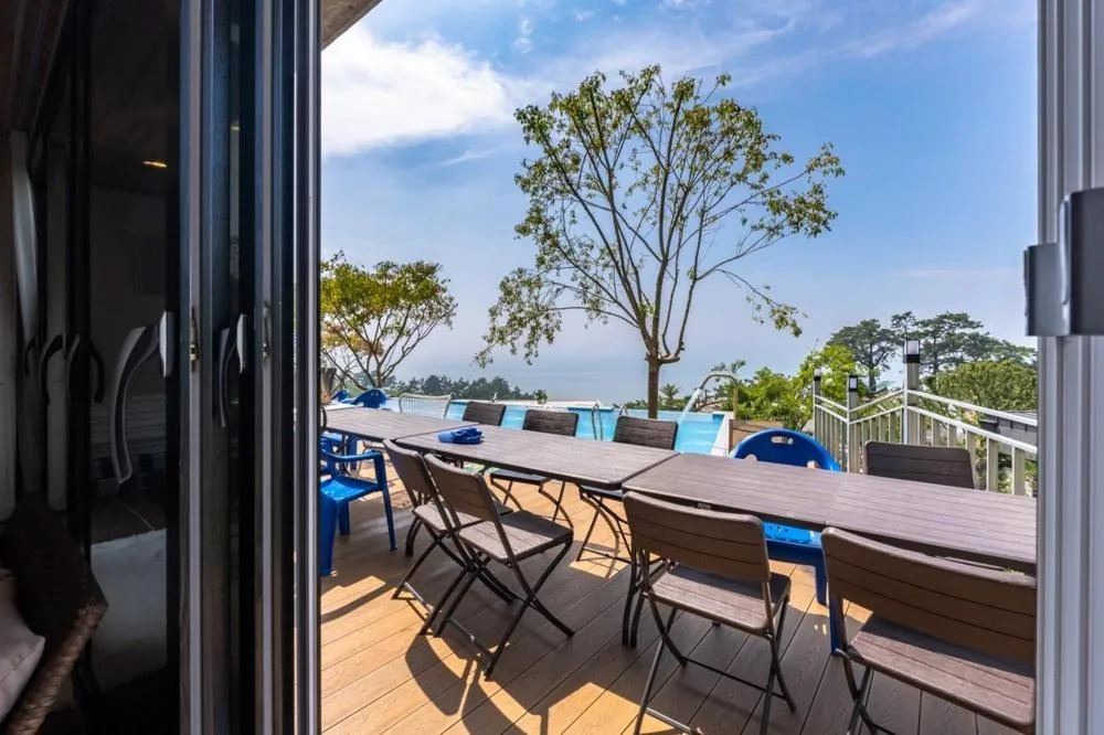 Road96 Caravan and Poolvilla