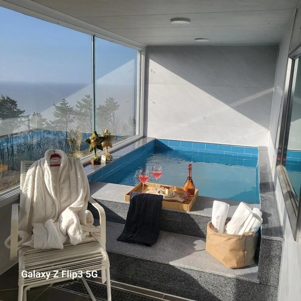 Road96 Caravan and Poolvilla