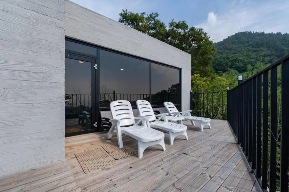 Road96 Caravan and Poolvilla