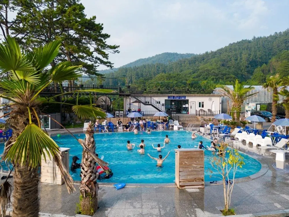 Road96 Caravan and Poolvilla